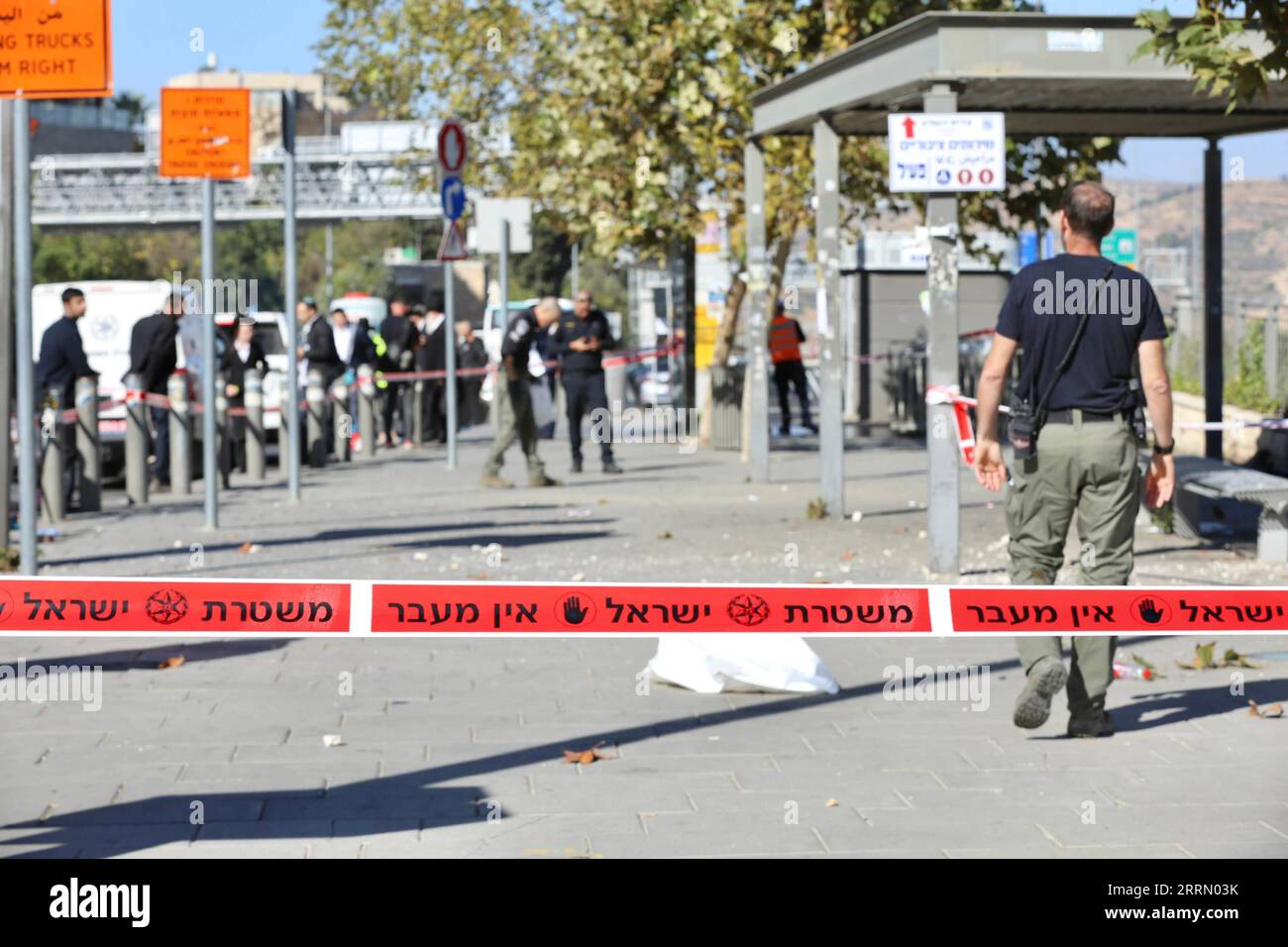 221123 -- GERUSALEMME, 23 novembre 2022 -- questa foto scattata il 23 novembre 2022 mostra la scena di un'esplosione in una fermata dell'autobus a Gerusalemme. Almeno una persona è stata uccisa e altre 14 sono rimaste ferite in due diverse esplosioni a Gerusalemme all'inizio di mercoledì. Le esplosioni sono state causate da ordigni esplosivi, ha detto la polizia in una dichiarazione. Uno è sceso a una fermata dell'autobus vicino all'ingresso di Gerusalemme e l'altro è avvenuto meno di un'ora dopo in una stazione degli autobus a Ramot, un quartiere di insediamento a Gerusalemme Est. MIDEAST-JERUSALEM-EXPLOSION WangxZhuolun PUBLICATIONxNOTxINxCHN Foto Stock