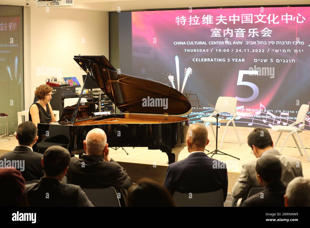 221125 -- TEL AVIV, 25 novembre 2022 -- il pianista israeliano Einat Fabrikant si esibisce in un concerto che segna il quinto anniversario della fondazione del China Cultural Center a Tel Aviv, Israele, il 24 novembre 2022. ISRAEL-TEL AVIV-CINA-CONCERTO WangxZhuolun PUBLICATIONxNOTxINxCHN Foto Stock