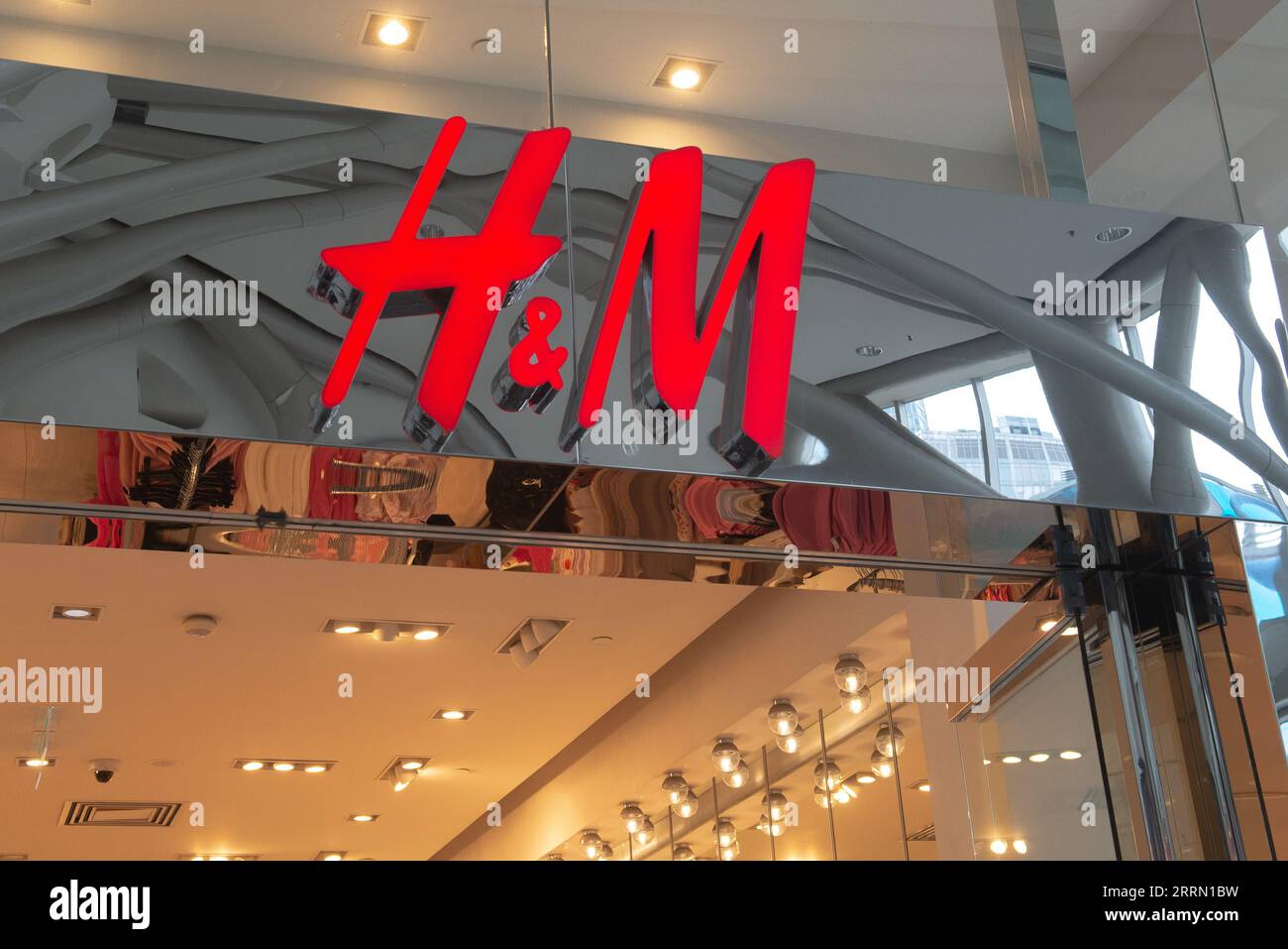 Toronto, ONTARIO, Canada - 23 agosto 2023: Visualizza al segno della società H&M di Toronto Foto Stock