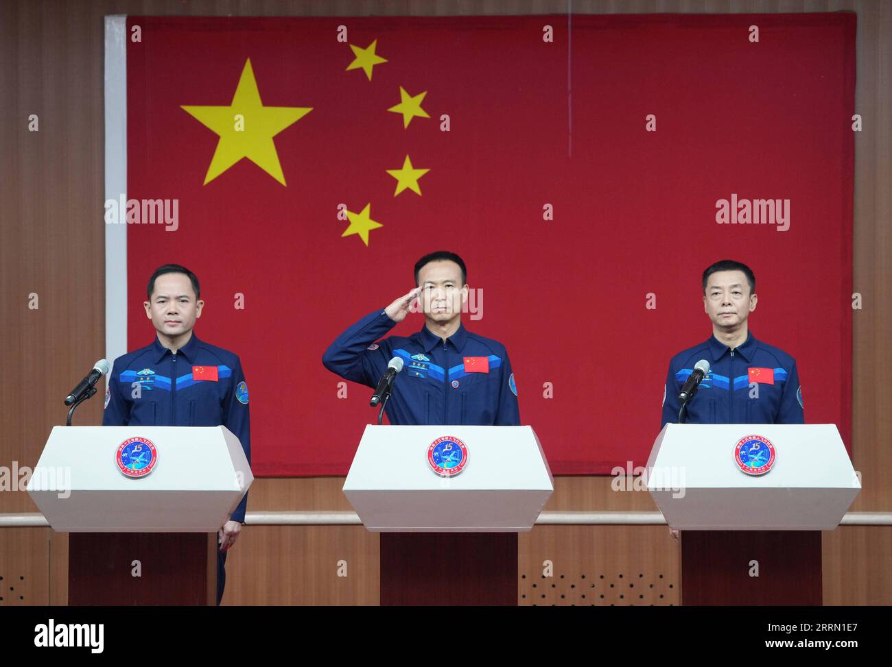 221128 -- JIUQUAN, 28 novembre 2022 -- Fei Junlong C, Deng Qingming R e Zhang Lu, i tre taikonauti cinesi per l'imminente missione Shenzhou-15, incontrano la stampa al Jiuquan satellite Launch Center nel nord-ovest della Cina, 28 novembre 2022. CHINA-SHENZHOU-15-TAIKONAUTS-CONFERENZA STAMPA CN LIXGANG PUBLICATIONXNOTXINXCHN Foto Stock