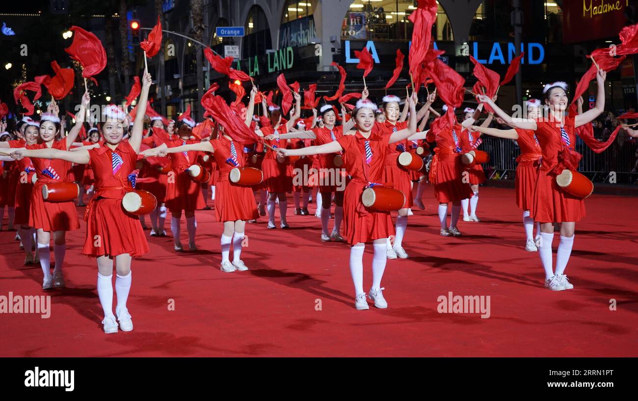 221129 -- LOS ANGELES, 29 novembre 2022 -- persone della comunità cinese locale si esibiscono durante la 90a Hollywood Christmas Parade a Los Angeles, negli Stati Uniti, 27 novembre 2022. La stagione natalizia di Los Angeles, nello stato occidentale della California, ha preso il via con un ruggito la domenica, mentre i dinosauri a grandezza naturale dei dinosauri della Valle hanno fatto irruzione in Hollywood Blvd durante l'annuale Hollywood Christmas Parade. E' andato tutto fuori, con palloncini giganti, floats, band in marcia, cantanti, artisti internazionali e il più grande gruppo di artisti cinesi mai presentato nel suo Foto Stock