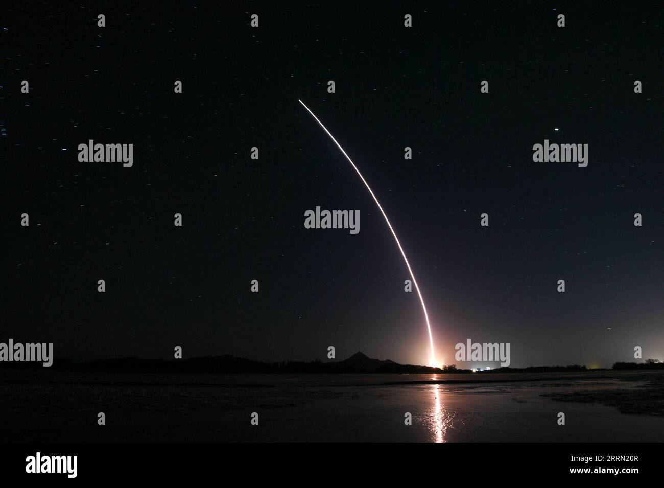 221129 -- JIUQUAN, 29 novembre 2022 -- l'astronave con equipaggio Shenzhou-15, in cima al lungo razzo vettore March-2F Y15, esplode dal Jiuquan satellite Launch Center nel nord-ovest della Cina, 29 novembre 2022. EyesonSciCHINA-SHENZHOU-15-LANCIO CN BeixHe PUBLICATIONxNOTxINxCHN Foto Stock