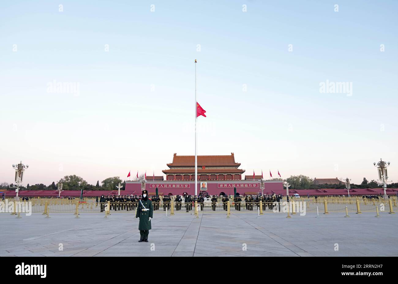 221201 -- PECHINO, 1 dicembre 2022 -- Una bandiera nazionale cinese è volata a mezz'asta per piangere la morte del compagno Jiang Zemin a Tian anmen a Pechino, capitale della Cina, 1 dicembre 2022. CHINA-BEIJING-TIAN ANMEN-JIANG ZEMIN-NATIONAL FLAG-HALF-MAST CN CAIXYANG PUBLICATIONXNOTXINXCHN Foto Stock