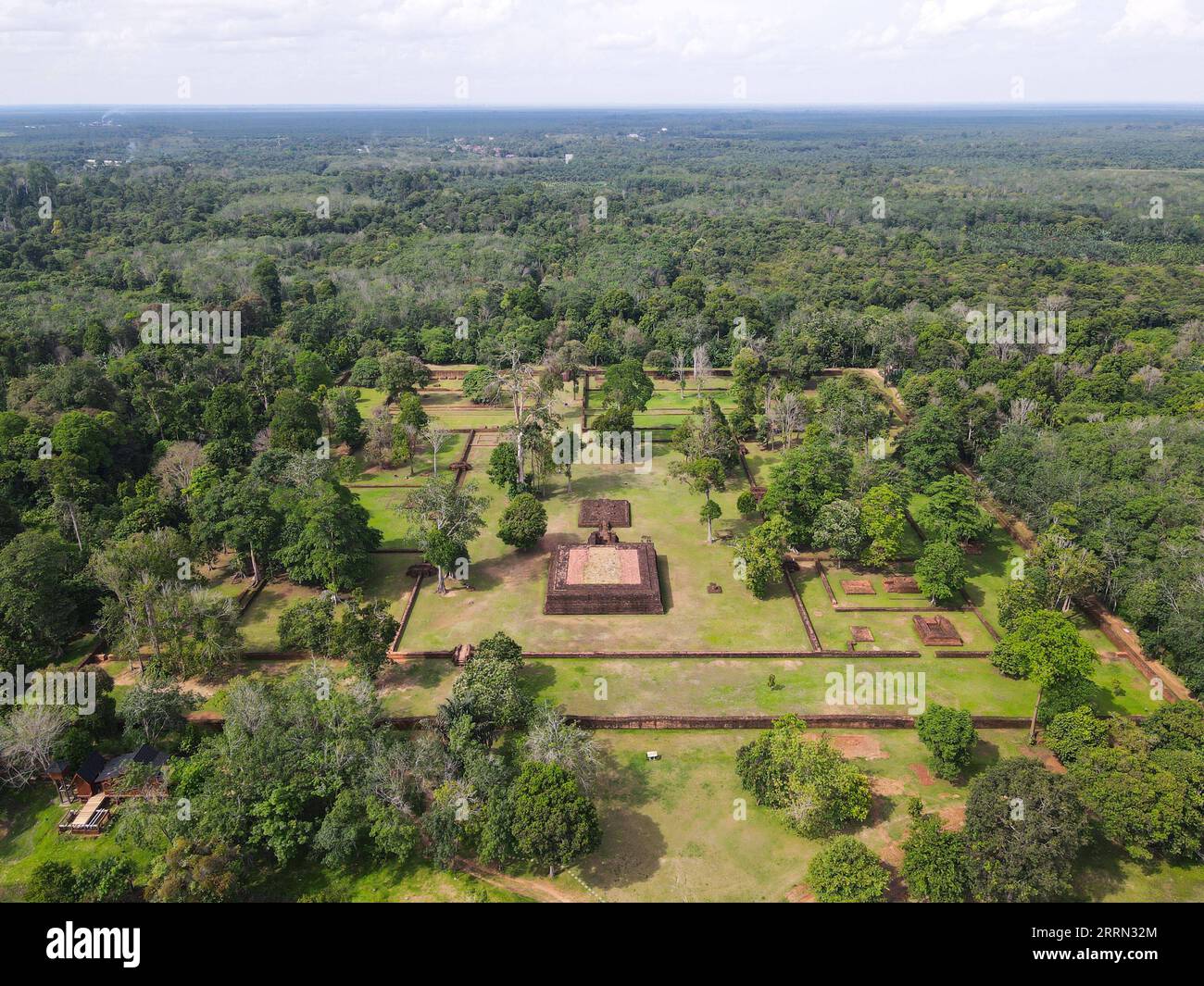 221203 -- JAMBI, 3 dicembre 2022 -- questa foto aerea scattata il 1 dicembre 2022 mostra le rovine del Tempio di Kedaton nel complesso del Tempio di Muarajambi a Maro Sebo, Jambi, Indonesia. Il complesso del Tempio di Muarajambi è un complesso di diversi templi situati a Maro Sebo, nella provincia di Jambi. In quest'area di circa 3.000 ettari ci sono circa 11 templi buddisti e circa 80 tumuli di terra che si pensa abbiano anche al suo interno antiche strutture edilizie. INDONESIA-JAMBI-MUARAJAMBI COMPLESSO DI TEMPLI XuxQin PUBLICATIONxNOTxINxCHN Foto Stock