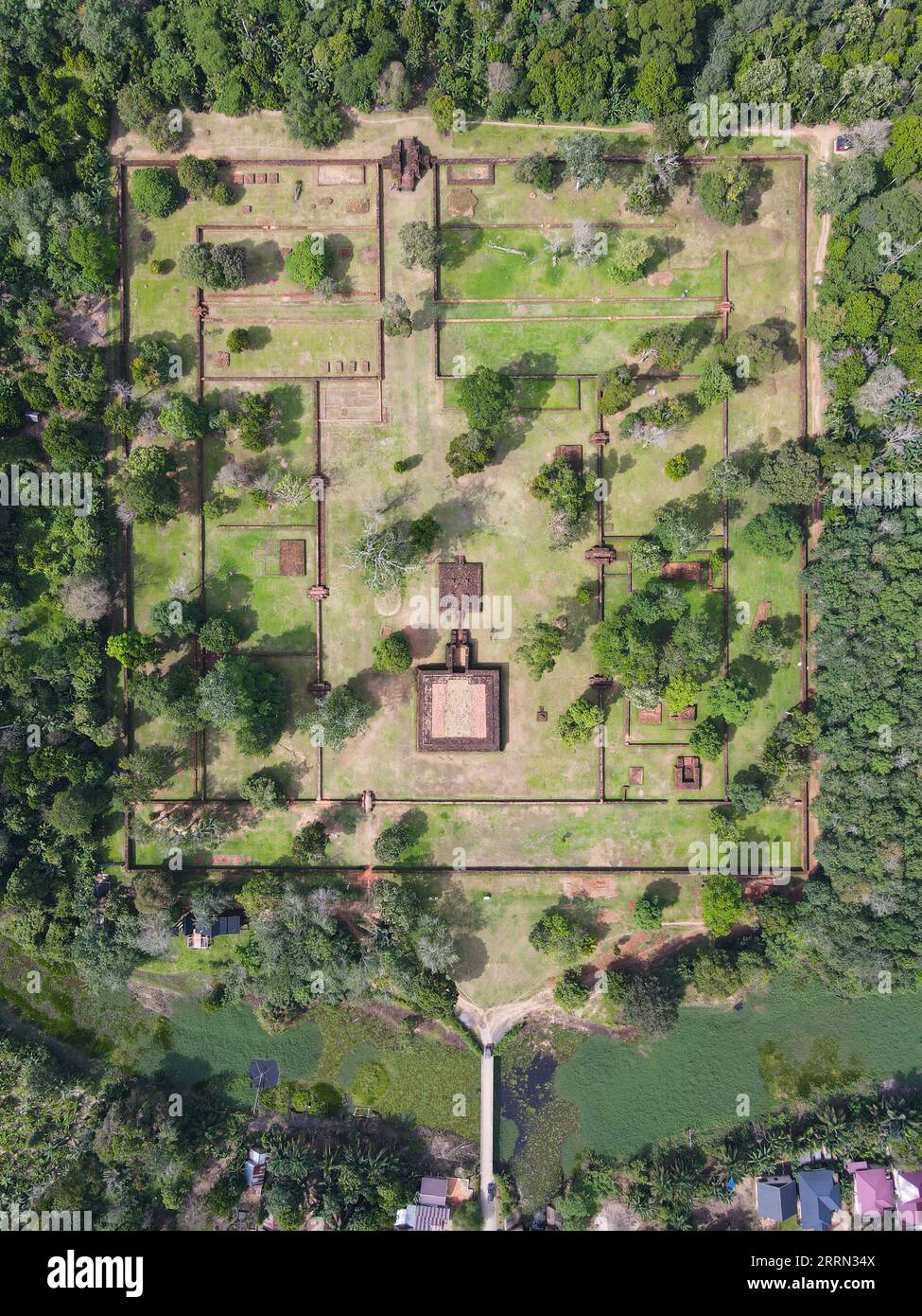 221203 -- JAMBI, 3 dicembre 2022 -- questa foto aerea scattata il 1 dicembre 2022 mostra le rovine del Tempio di Kedaton nel complesso del Tempio di Muarajambi a Maro Sebo, Jambi, Indonesia. Il complesso del Tempio di Muarajambi è un complesso di diversi templi situati a Maro Sebo, nella provincia di Jambi. In quest'area di circa 3.000 ettari ci sono circa 11 templi buddisti e circa 80 tumuli di terra che si pensa abbiano anche al suo interno antiche strutture edilizie. INDONESIA-JAMBI-MUARAJAMBI COMPLESSO DI TEMPLI XuxQin PUBLICATIONxNOTxINxCHN Foto Stock