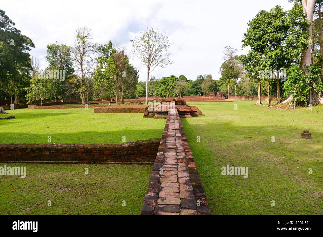 221203 -- JAMBI, 3 dicembre 2022 -- questa foto scattata il 1 dicembre 2022 mostra le rovine del Tempio di Kedaton nel complesso del Tempio di Muarajambi a Maro Sebo, Jambi, Indonesia. Il complesso del Tempio di Muarajambi è un complesso di diversi templi situati a Maro Sebo, nella provincia di Jambi. In quest'area di circa 3.000 ettari ci sono circa 11 templi buddisti e circa 80 tumuli di terra che si pensa abbiano anche al suo interno antiche strutture edilizie. INDONESIA-JAMBI-MUARAJAMBI COMPLESSO DI TEMPLI XuxQin PUBLICATIONxNOTxINxCHN Foto Stock