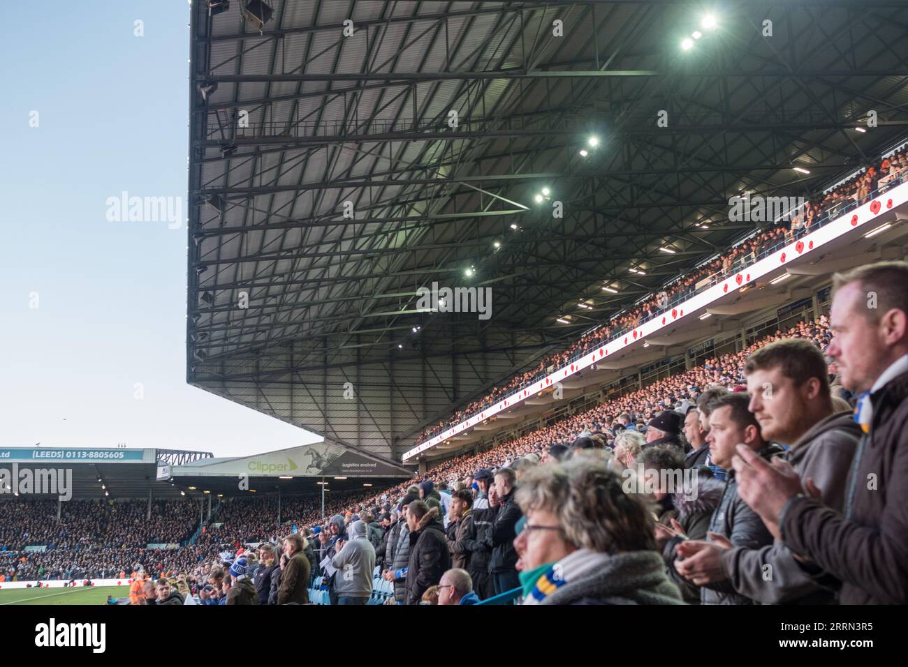 L'East si trova presso il leggendario stadio Elland Road. Lo stadio, sede del Leeds United FC, è famoso per la sua atmosfera elettrica. Foto Stock