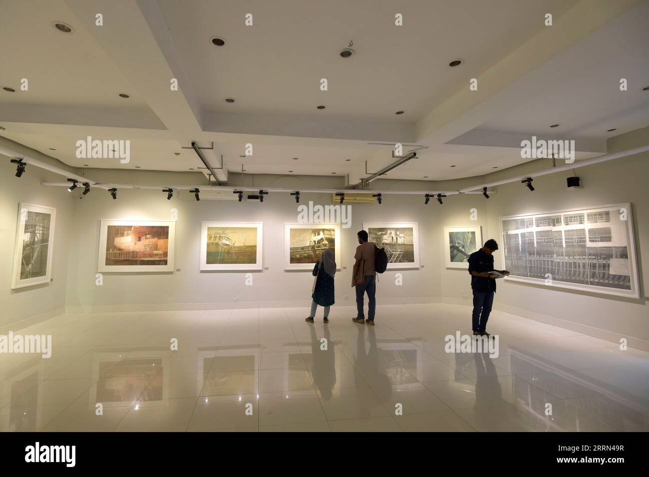 221208 -- DACCA, 8 dicembre 2022 -- i visitatori vedono una mostra d'arte che mostra magnifiche incisioni di legno su carta, la prima forma di stampa cinese che utilizza blocchi tagliati dal legno, a Dacca, Bangladesh, il 5 dicembre 2022. PER ANDARE CON la caratteristica: Il giovane artista bengalese mette in mostra la magnifica arte cinese DEL taglio del legno BANGLADESH-DHAKA-WOODCUT-PAINTING-EXHIBITION Salim PUBLICATIONxNOTxINxCHN Foto Stock