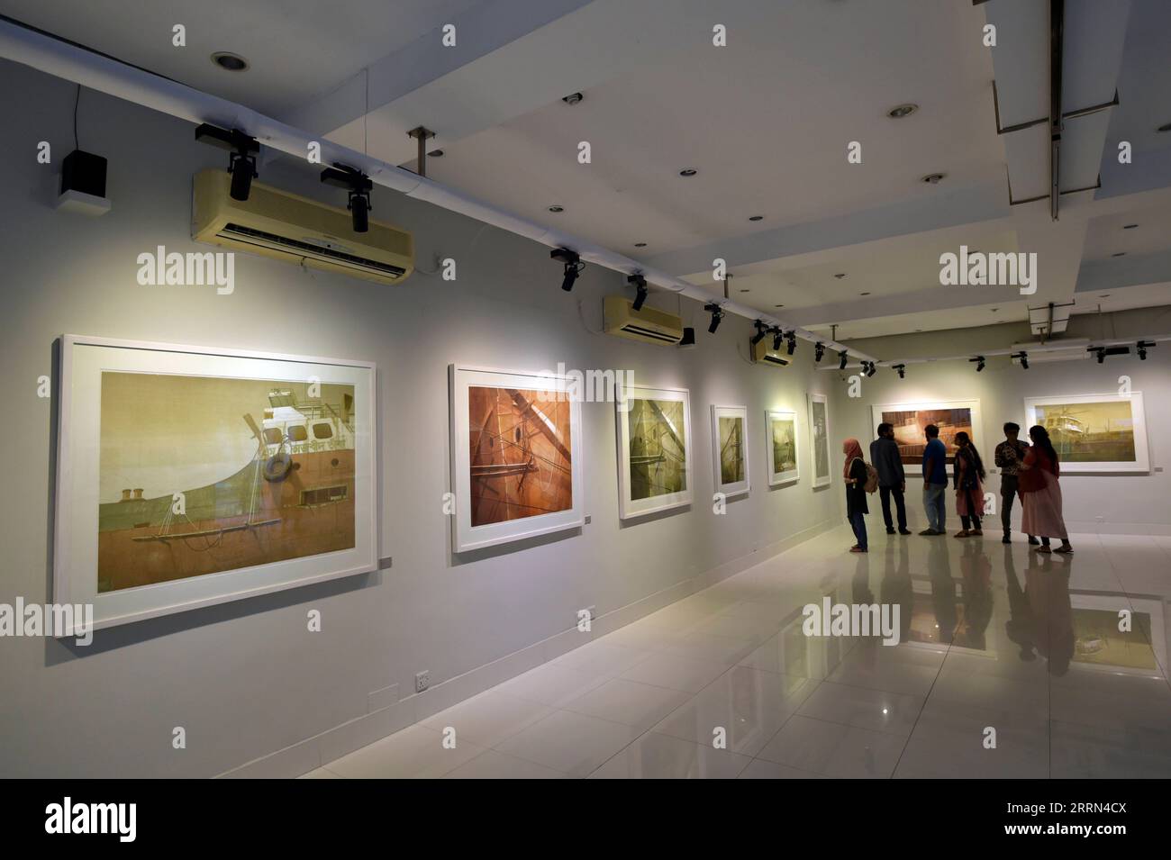 221208 -- DACCA, 8 dicembre 2022 -- i visitatori vedono una mostra d'arte che mostra magnifiche incisioni di legno su carta, la prima forma di stampa cinese che utilizza blocchi tagliati dal legno, a Dacca, Bangladesh, il 5 dicembre 2022. PER ANDARE CON la caratteristica: Il giovane artista bengalese mette in mostra la magnifica arte cinese DEL taglio del legno BANGLADESH-DHAKA-WOODCUT-PAINTING-EXHIBITION Salim PUBLICATIONxNOTxINxCHN Foto Stock