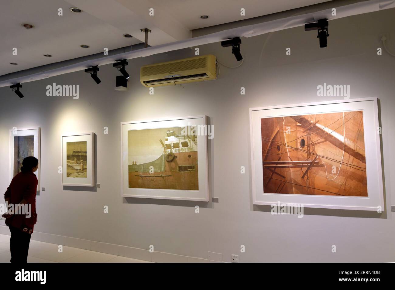 221208 -- DHAKA, 8 dicembre 2022 -- Un visitatore vede una mostra d'arte che mostra magnifiche incisioni di legno su carta, la prima forma di stampa cinese che utilizza blocchi tagliati dal legno, a Dacca, Bangladesh, il 5 dicembre 2022. PER ANDARE CON la caratteristica: Il giovane artista bengalese mette in mostra la magnifica arte cinese DEL taglio del legno BANGLADESH-DHAKA-WOODCUT-PAINTING-EXHIBITION Salim PUBLICATIONxNOTxINxCHN Foto Stock