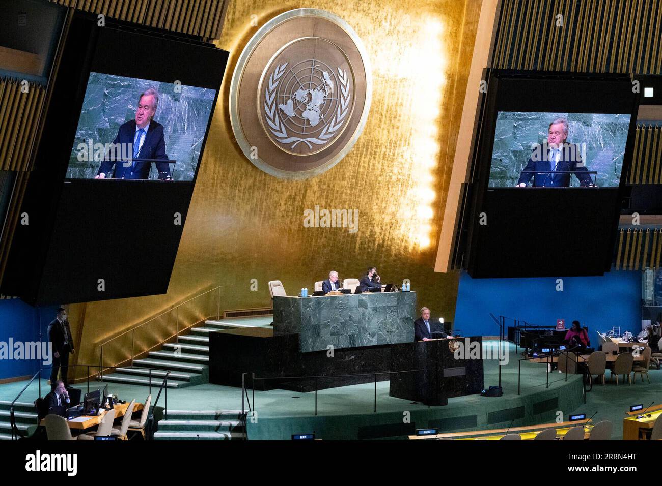 New York, Rede von uno-Generalsekretär Antonio Guterres 221208 -- NAZIONI UNITE, 8 dicembre 2022 -- il Segretario generale delle Nazioni Unite Antonio Guterres sul podio e sugli schermi si rivolge a una riunione dell'Assemblea generale che commemora il 40° anniversario dell'adozione e dell'apertura alla firma della Convenzione delle Nazioni Unite sul diritto del mare, presso la sede delle Nazioni Unite a New York, l'8 dicembre 2022. Poiché l'oceano è in una situazione di grave difficoltà, la storica Convenzione delle Nazioni Unite sul diritto del mare adottata 40 anni fa è più che mai pertinente, ha affermato giovedì il Segretario generale delle Nazioni Unite Antonio Guterres. /Handout via Xinhua un-GENER Foto Stock