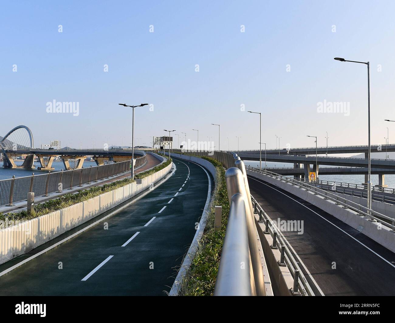 221211 -- HONG KONG, 11 dicembre 2022 -- questa foto scattata l'8 dicembre 2022 mostra il Tseung Kwan o Cross Bay Bridge a Hong Kong, nel sud della Cina. PER ANDARE CON IL Tseung Kwan o di Hong Kong, il Cross Bay Bridge apre al traffico CINA-HONG KONG-TSEUNG KWAN o ATTRAVERSA BAY BRIDGE-APERTO CN ChenxDuo PUBLICATIONxNOTxINxCHN Foto Stock