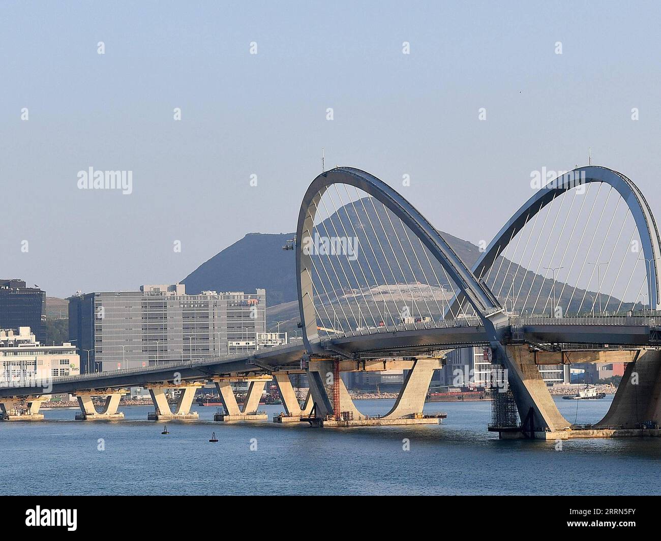 221211 -- HONG KONG, 11 dicembre 2022 -- questa foto scattata l'8 dicembre 2022 mostra il Tseung Kwan o Cross Bay Bridge a Hong Kong, nel sud della Cina. PER ANDARE CON IL Tseung Kwan o di Hong Kong, il Cross Bay Bridge apre al traffico CINA-HONG KONG-TSEUNG KWAN o ATTRAVERSA BAY BRIDGE-APERTO CN ChenxDuo PUBLICATIONxNOTxINxCHN Foto Stock