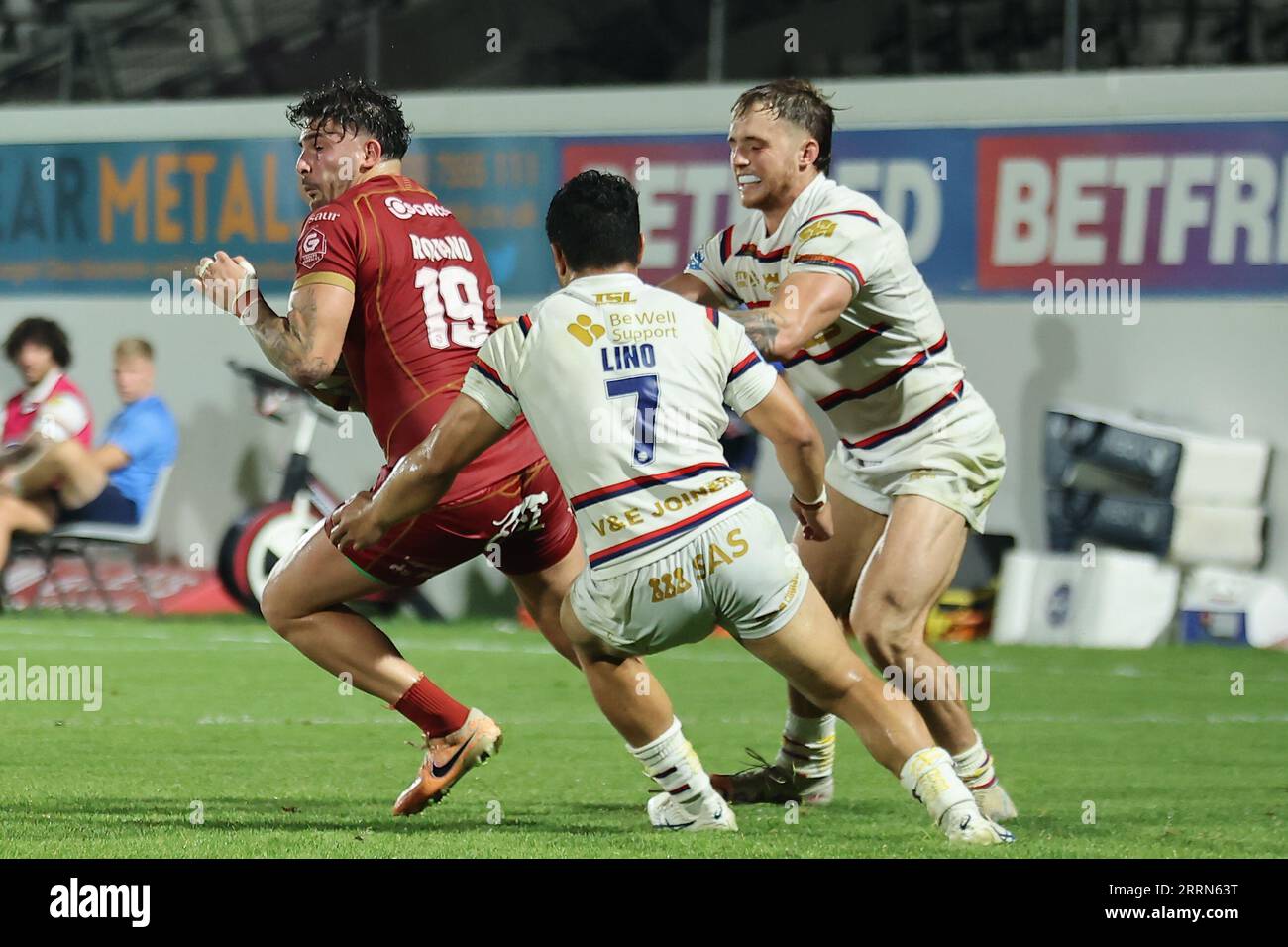 Wakefield, Regno Unito. 8 settembre 2023. BE Well Support Stadium, Wakefield, West Yorkshire, 8 settembre 2023. Betfred Super League Wakefield Trinity vs Catalans Dragons Arthur Romano of Catalans Dragons affrontati da Jack Croft e Mason Lino di Wakefield Trinity Credit: Touchlinepics/Alamy Live News Foto Stock