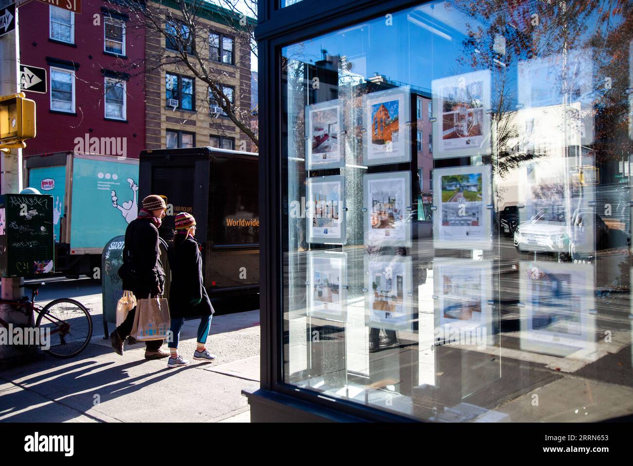 221214 -- NEW YORK, 14 dicembre 2022 -- la gente passa davanti ad elenchi di case in vendita in un ufficio reale nel quartiere di Brooklyn, New York, Stati Uniti, 13 dicembre 2022. I prezzi statunitensi sono aumentati meno delle aspettative degli analisti a novembre, segnalando che l'inflazione in aumento potrebbe essere leggermente in calo. Secondo i dati pubblicati martedì dal Dipartimento del lavoro degli Stati Uniti, l'indice dei prezzi al consumo CPI, una misura dei servizi e dei beni statunitensi, è salito di appena il 0,1% da ottobre e del 7,1% dallo stesso periodo dell'anno scorso. Foto di /Xinhua U.S.-NEW YORK-CPI MichaelxNagle PUBLICATIONxNOTxINxCHN Foto Stock