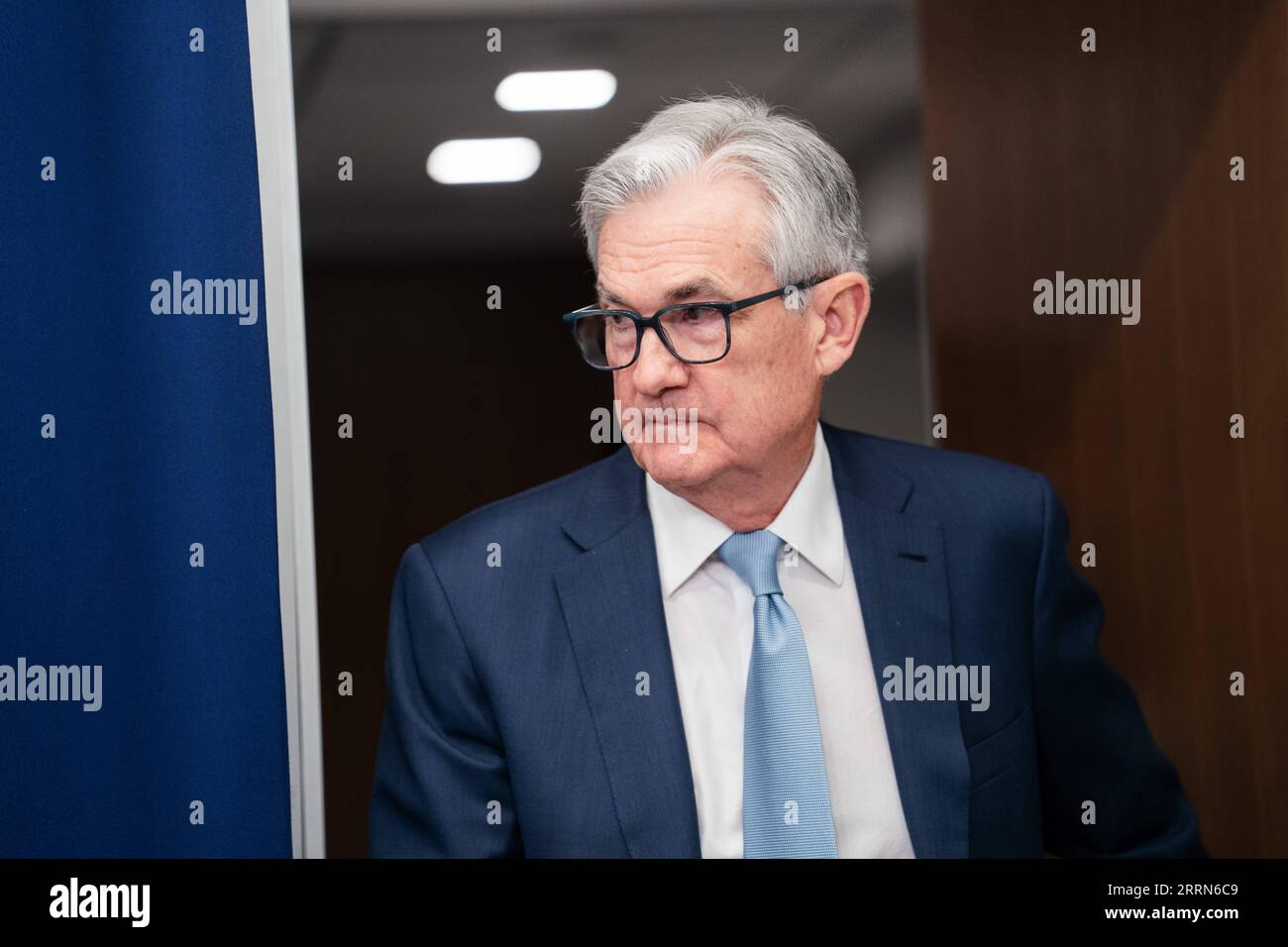 221214 -- WASHINGTON, 14 dicembre 2022 -- il presidente della Federal Reserve statunitense Jerome Powell arriva per una conferenza stampa a Washington, D.C., negli Stati Uniti, il 14 dicembre 2022. Mercoledì la Federal Reserve statunitense ha aumentato i tassi di interesse fino al punto più alto degli ultimi 15 anni, segnalando che la battaglia della banca centrale contro l'inflazione è tutt'altro che conclusa. U.S.-WASHINGTON, D.C.-FEDERAL RESERVE-INTEREST RATES-HIKE LIUXJIE PUBLICATIONXNOTXINXCHN Foto Stock