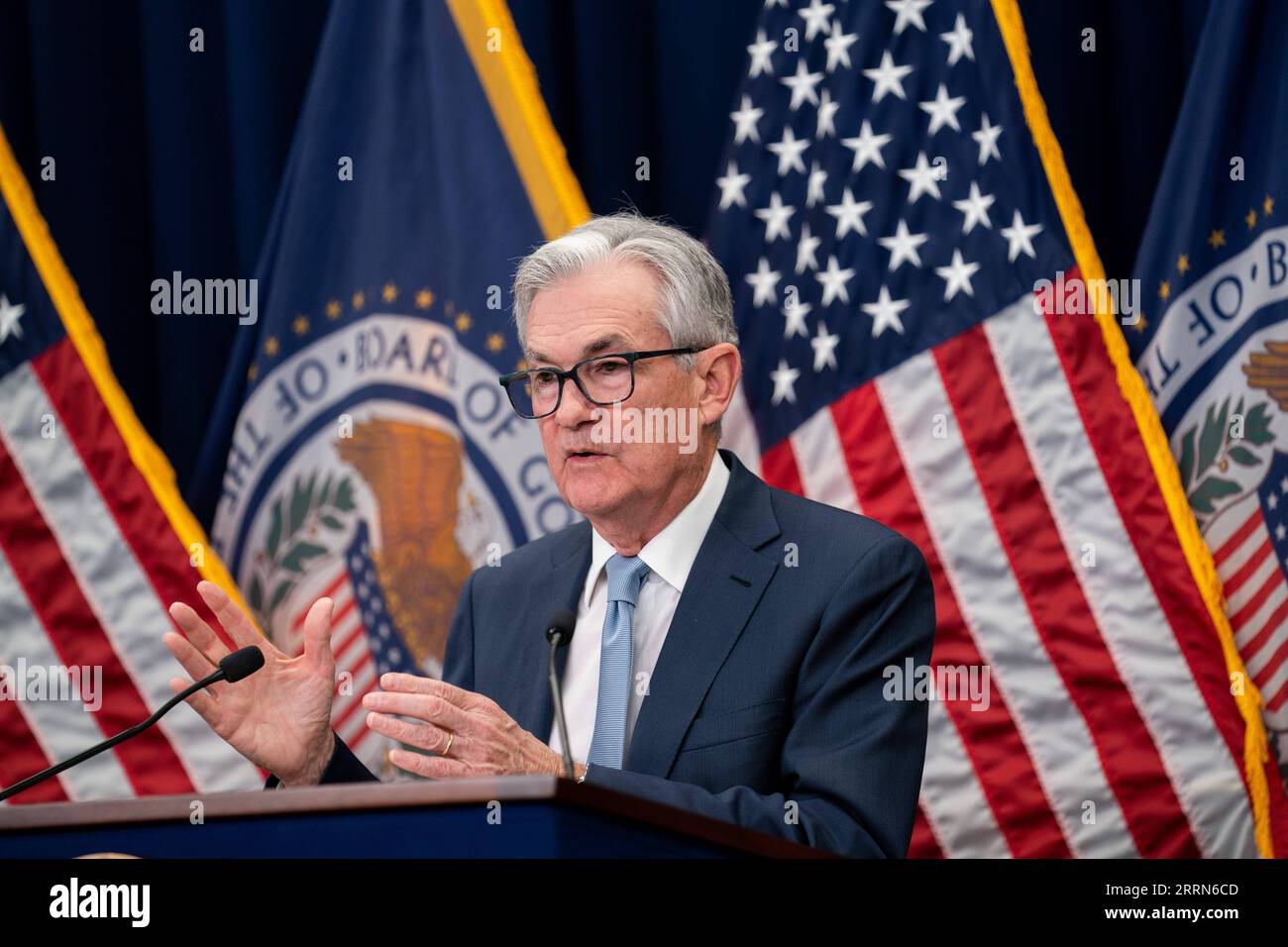 221214 -- WASHINGTON, 14 dicembre 2022 -- il presidente della Federal Reserve statunitense Jerome Powell partecipa a una conferenza stampa a Washington, D.C., negli Stati Uniti, il 14 dicembre 2022. Mercoledì la Federal Reserve statunitense ha aumentato i tassi di interesse fino al punto più alto degli ultimi 15 anni, segnalando che la battaglia della banca centrale contro l'inflazione è tutt'altro che conclusa. U.S.-WASHINGTON, D.C.-FEDERAL RESERVE-INTEREST RATES-HIKE LIUXJIE PUBLICATIONXNOTXINXCHN Foto Stock