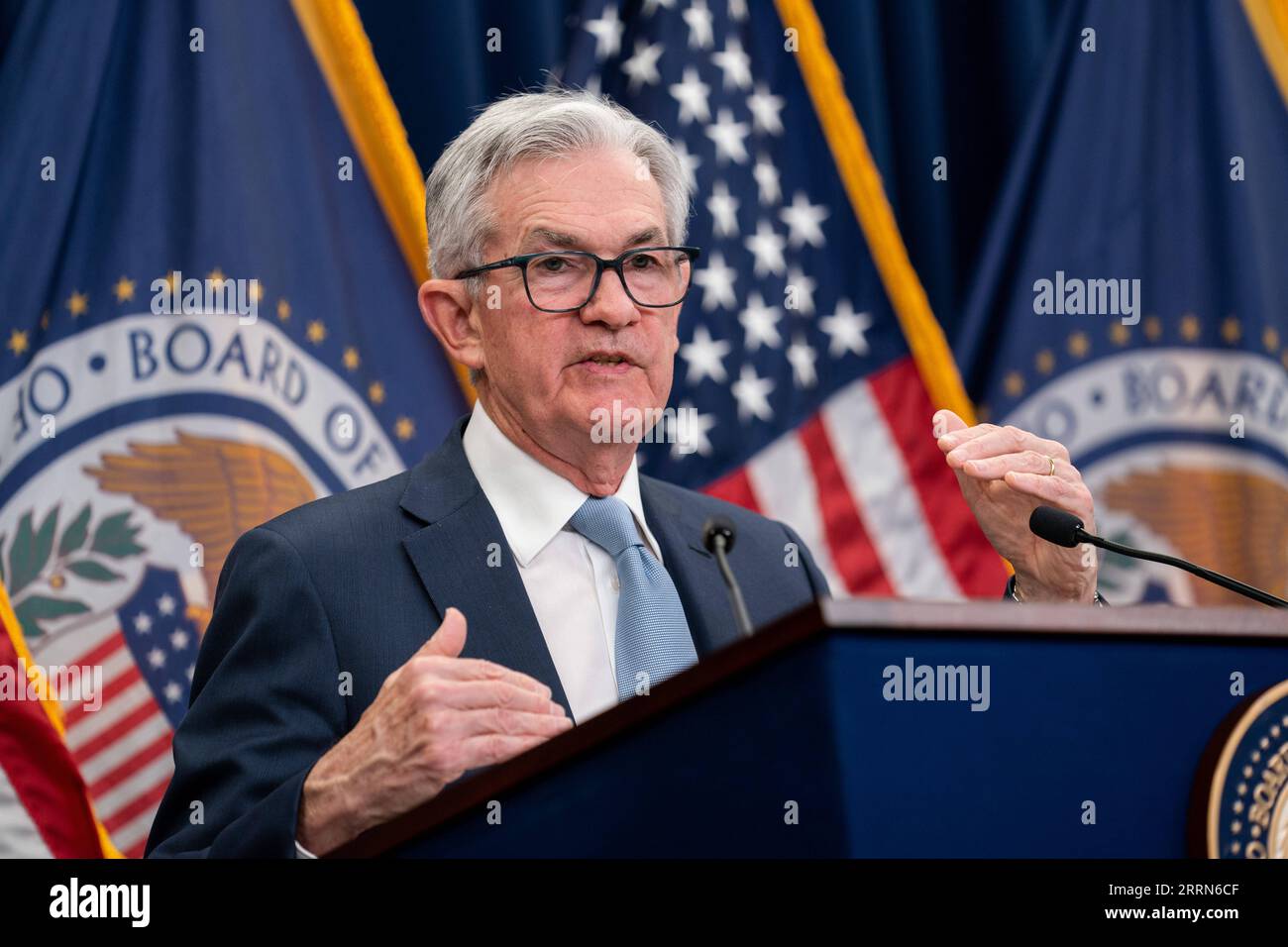 221214 -- WASHINGTON, 14 dicembre 2022 -- il presidente della Federal Reserve statunitense Jerome Powell partecipa a una conferenza stampa a Washington, D.C., negli Stati Uniti, il 14 dicembre 2022. Mercoledì la Federal Reserve statunitense ha aumentato i tassi di interesse fino al punto più alto degli ultimi 15 anni, segnalando che la battaglia della banca centrale contro l'inflazione è tutt'altro che conclusa. U.S.-WASHINGTON, D.C.-FEDERAL RESERVE-INTEREST RATES-HIKE LIUXJIE PUBLICATIONXNOTXINXCHN Foto Stock