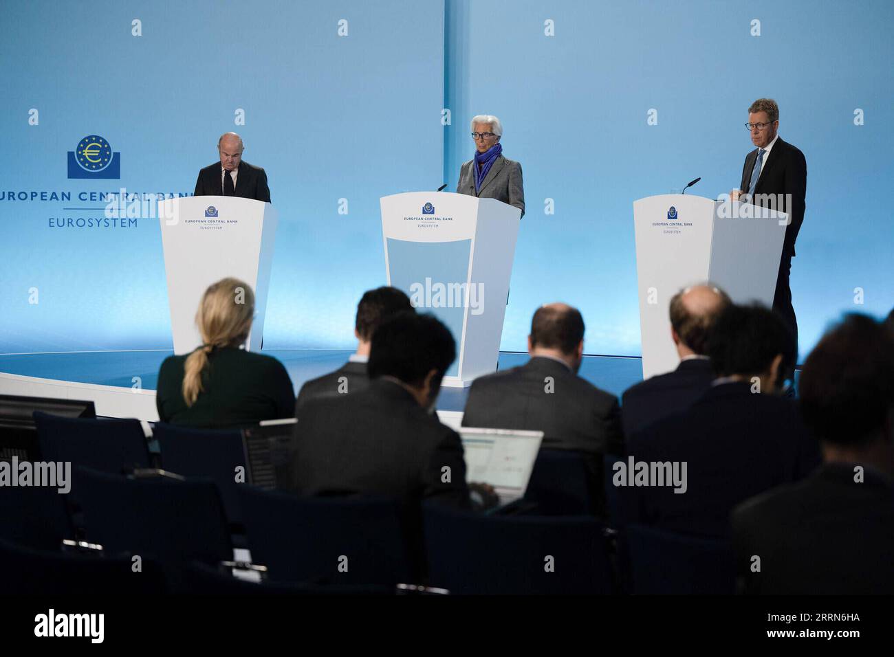 221215 -- FRANCOFORTE, 15 dicembre 2022 -- il presidente della Banca centrale europea Christine Lagarde C partecipa a una conferenza stampa a Francoforte, in Germania, 15 dicembre 2022. Il giovedì ha aumentato i suoi tassi di interesse chiave di 50 punti base e si è esplicitamente impegnato a ulteriori aumenti per domare l’inflazione dilagante nell’eurozona. /Handout via Xinhua GERMANY-FRANKFURT--INTEREST RATES ECB PUBLICATIONxNOTxINxCHN Foto Stock