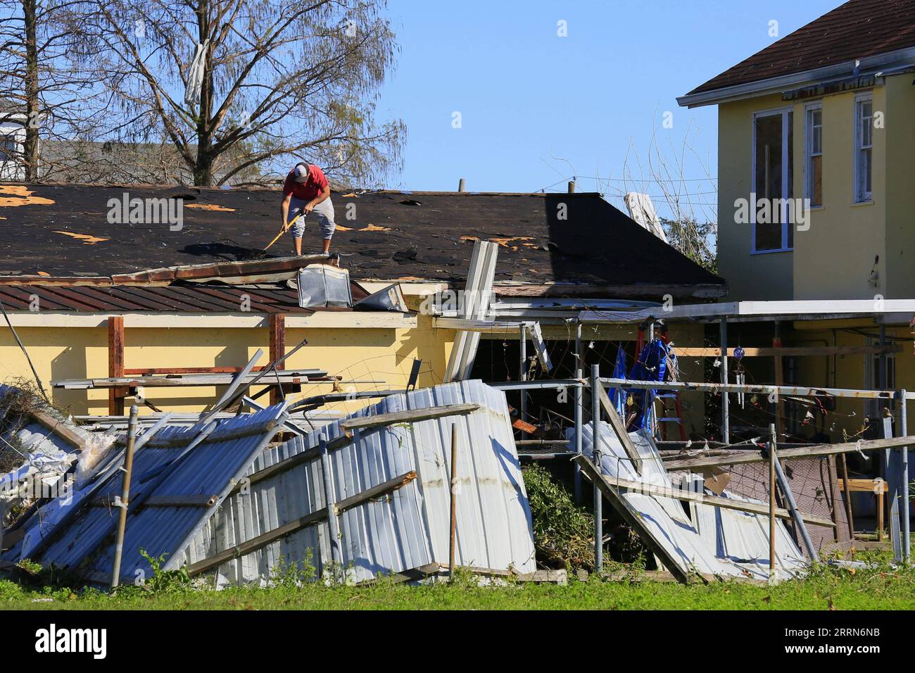 221216 -- HOUSTON, 16 dicembre 2022 -- Un uomo ripara il tetto danneggiato dopo che un tornado colpisce Arabi, New Orleans, Louisiana, Stati Uniti, 15 dicembre, 2022. almeno tre persone sono state uccise e decine di altre ferite a partire da mercoledì, dopo che una massiccia tempesta invernale ha generato intensi tornado in tutto lo stato meridionale degli Stati Uniti della Louisiana, confermate dalle autorità. Foto di /Xinhua U.S.-LOUISIANA-NEW ORLEANS-ARABI-TORNADO LanxWei PUBLICATIONxNOTxINxCHN Foto Stock