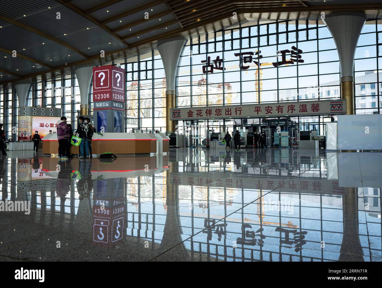 221216 -- KUNMING, 16 dicembre 2022 -- questa foto scattata il 16 dicembre 2022 mostra la sala d'attesa della stazione di Honghe lungo la ferrovia ad alta velocità Mile-Mengzi nella prefettura autonoma di Honghe Hani e Yi, nella provincia dello Yunnan della Cina sud-occidentale. Una ferrovia ad alta velocità, che collegava le città di Mengzi e Mile nella provincia dello Yunnan della Cina sud-occidentale, entrò in funzione venerdì. Con una velocità progettata di 250 km all'ora, la nuova ferrovia ha ridotto il tempo di percorrenza tra Mengzi e Kunming, la capitale della provincia, a 69 minuti. CHINA-YUNNAN-MILE-MENGZI FERROVIA AD ALTA VELOCITÀ CN WANGXGUANSEN PUBLICATIONXNOTXI Foto Stock