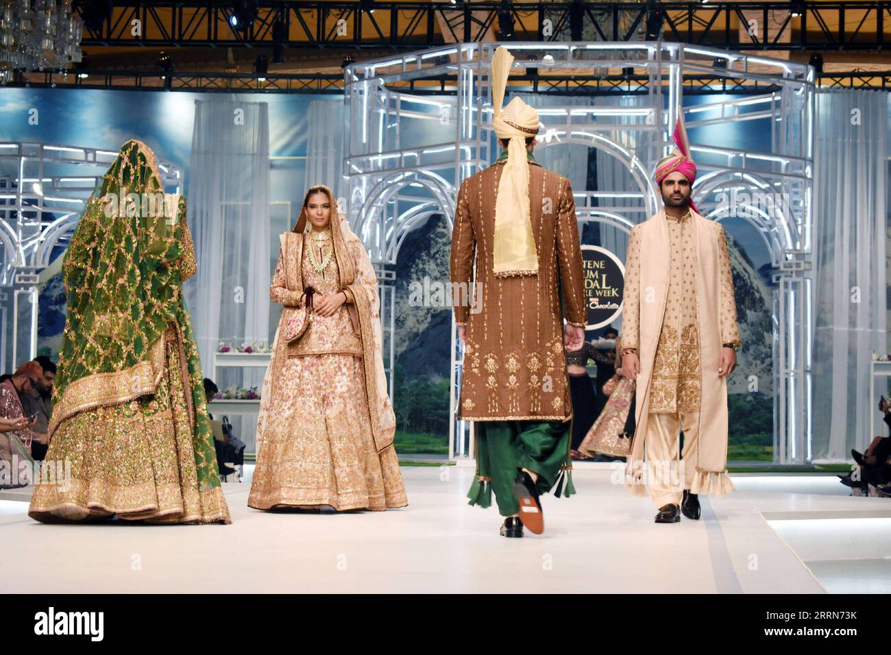 221217 -- LAHORE, 17 dicembre 2022 -- Models presentano creazioni durante la Bridal Couture Week a Lahore, Pakistan, il 16 dicembre 2022. Foto di /Xinhua PAKISTAN-LAHORE-BRIDAL COUTURE WEEK Sajjad PUBLICATIONxNOTxINxCHN Foto Stock