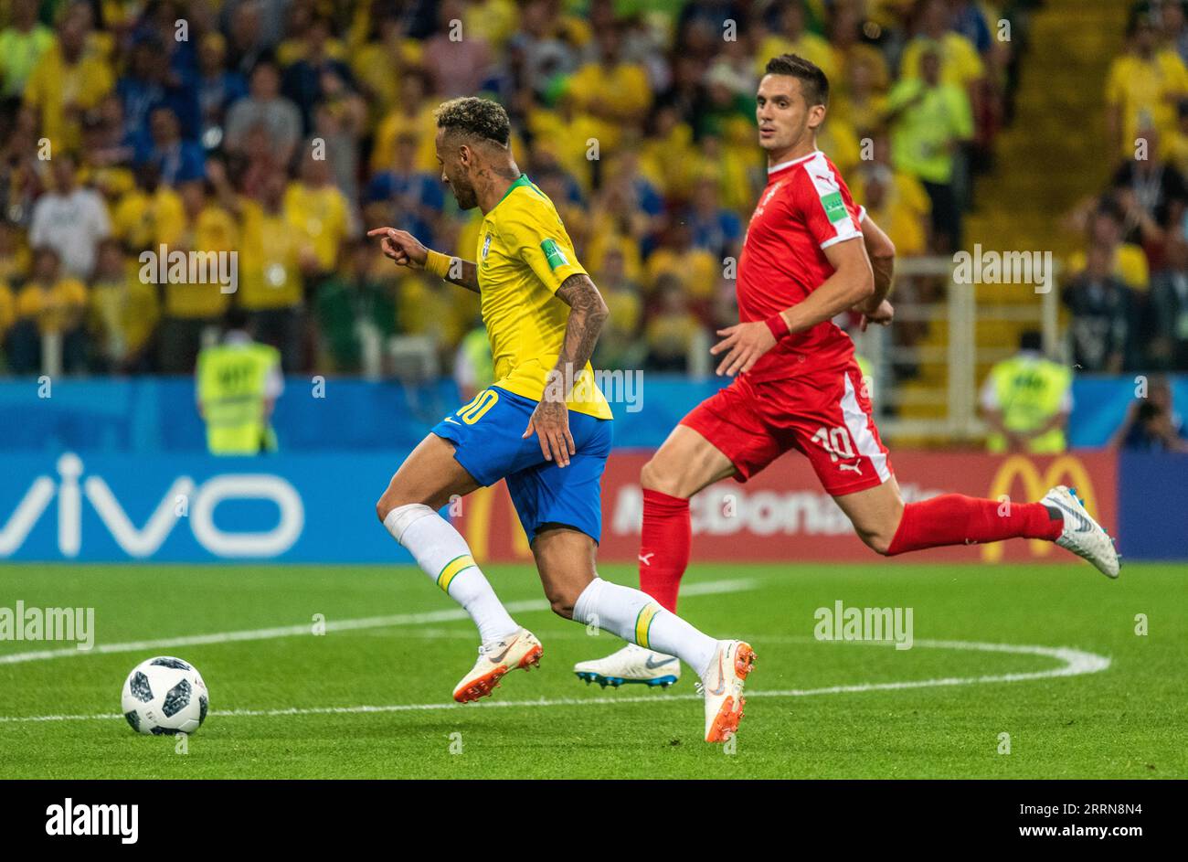 Mosca, Russia - 27 giugno 2018. Neymar attaccante della nazionale di calcio brasiliana in azione durante la partita della Coppa del mondo FIFA 2018 Serbia vs Brasile (0-2) Foto Stock