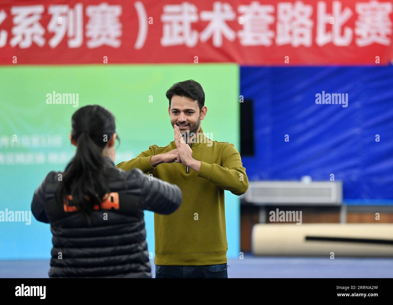 221227 -- TIANJIN, 27 dicembre 2022 -- Muhammad Nabil R pratica la boxe in stile Huo con Huo Jinghong in una palestra di arti marziali nel distretto di Xiqing, nel nord della Cina, a Tianjin, 25 dicembre 2022. Muhammad Nabil è uno studente pakistano all'Università Nankai di Tianjin. Nel 2018, ha scelto di venire a Tianjin per studiare per il suo dottorato di ricerca, non solo per ottenere un'istruzione di qualità qui, ma anche per realizzare il suo sogno di inseguire le arti marziali cinesi, o Kung fu. Muhammad Nabil ha detto di essere diventato un fan di Huo Yuanjia, un famoso maestro di arti marziali cinesi, dopo aver visto i film cinesi di Kung fu in Pakistan. Durante il suo studio a Tianji Foto Stock