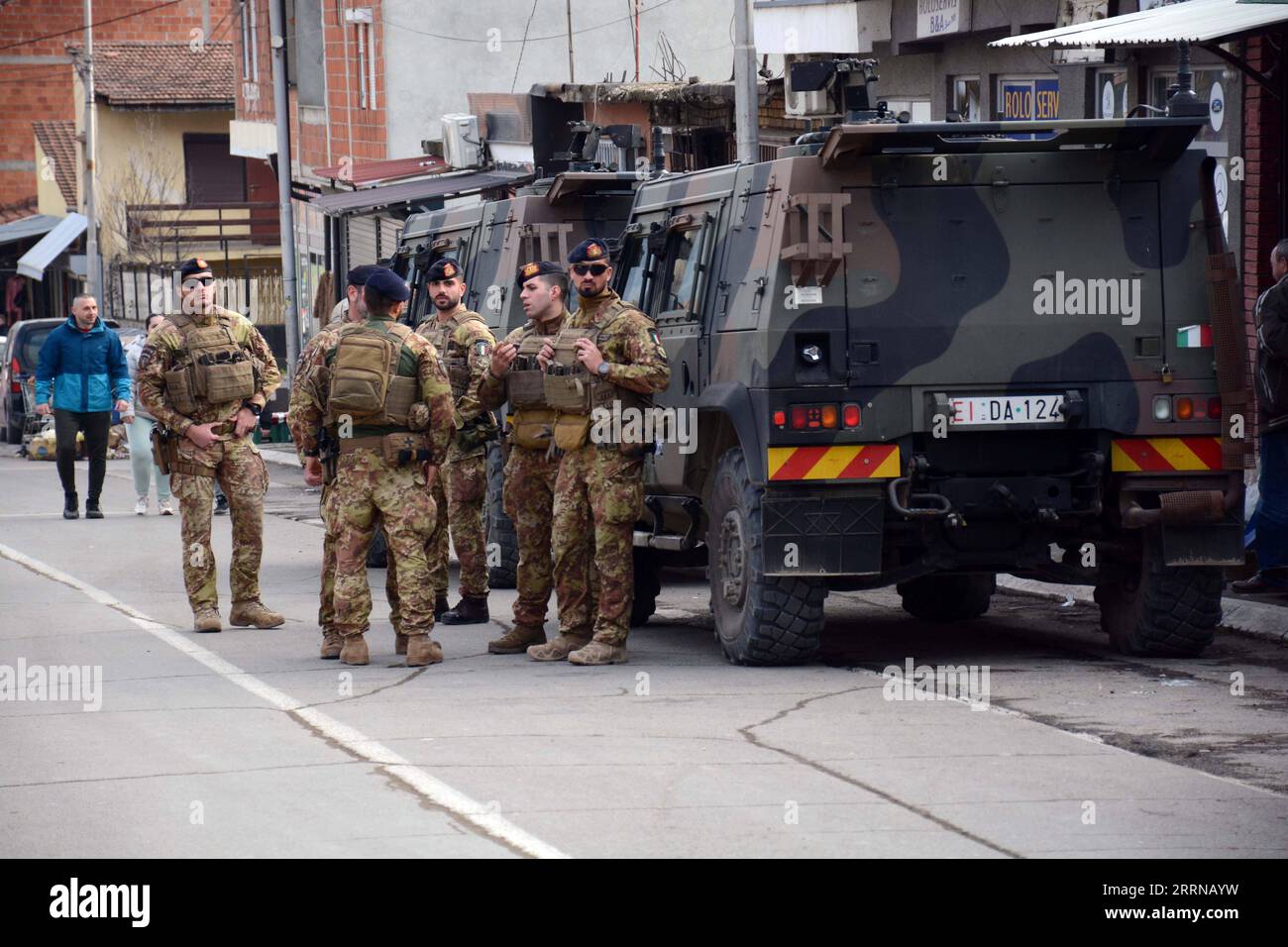 221230 -- MITROVICA KOSOVO, 30 dicembre 2022 -- soldati della pattuglia KFOR guidata dalla NATO vicino a una barricata stradale istituita nella città di Mitrovica, Kosovo, il 29 dicembre 2022. I serbi in Kosovo e nella provincia di Metohija hanno accettato di iniziare a rimuovere le barricate stradali, il presidente serbo Aleksandar Vucic ha annunciato ai media dopo aver incontrato i loro rappresentanti nella città di Raska mercoledì sera. L'incontro di Vucic con i serbi del Kosovo mirava a porre fine a un blocco di quasi tre settimane delle strade principali nelle parti maggioritarie serbe del Kosovo e di Metohija, innescato dall'arresto di un ex poliziotto serbo del Kosovo Foto Stock