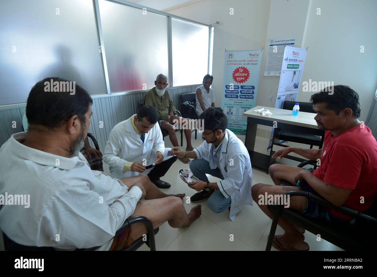 230101 -- MADARIPUR, 1 gennaio 2023 -- i medici effettuano agopuntura per trattare un paziente durante un campo medico gratuito a Madaripur, Bangladesh, il 23 dicembre 2022. PER ANDARE CON la caratteristica: La medicina tradizionale cinese raggiunge la campagna del Bangladesh con i benestanti BANGLADESH-MADARIPUR-MEDICINA TRADIZIONALE CINESE Salim PUBLICATIONxNOTxINxCHN Foto Stock