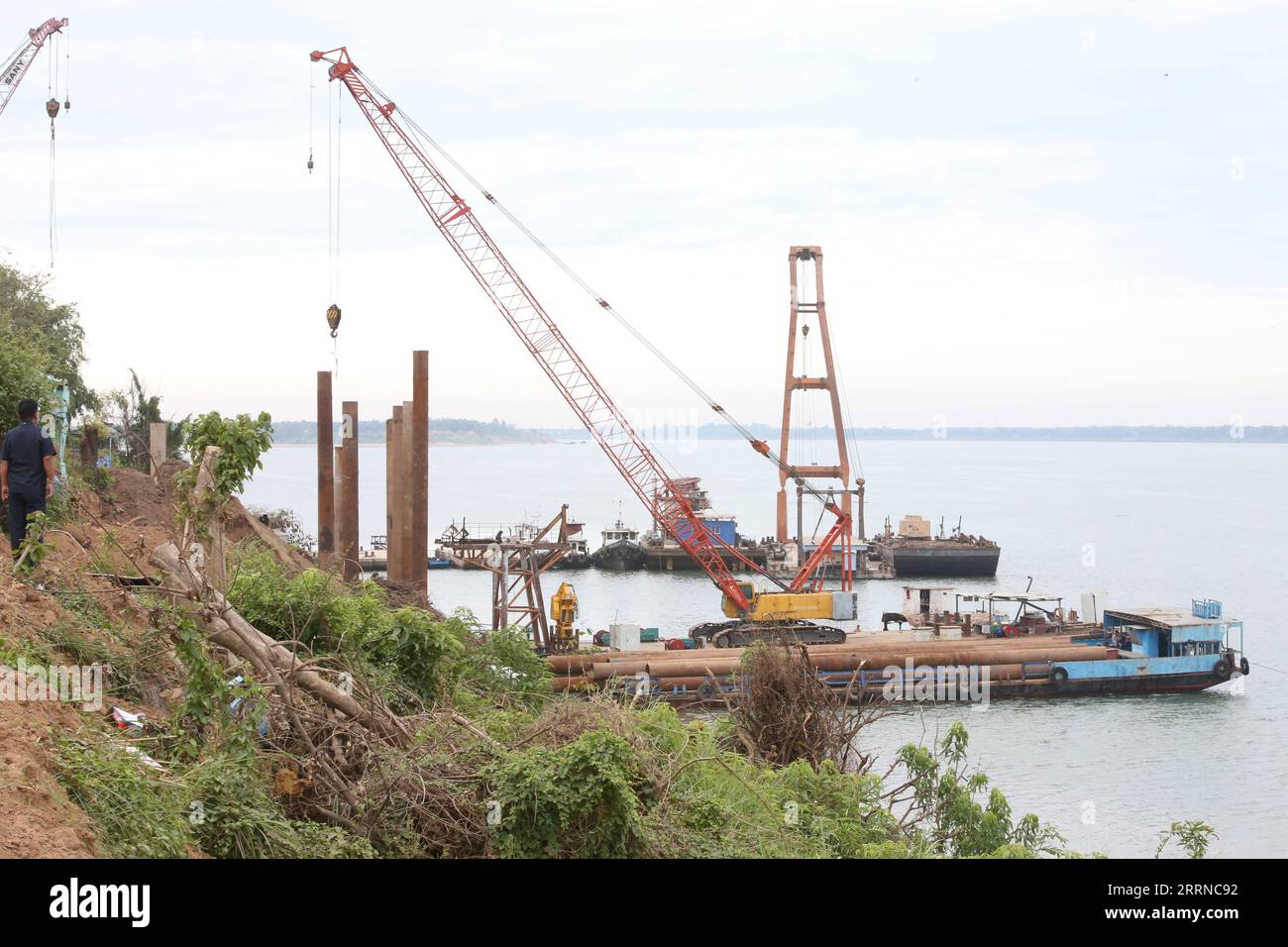 230102 -- KRATIE, 2 gennaio 2023 -- questa foto scattata il 2 gennaio 2023 mostra il cantiere di un ponte finanziato dalla Cina nella provincia di Kratie, in Cambogia. Lunedì in Cambogia è scoppiato il terreno per la costruzione di un ponte sul fiume Mekong qui, nella parte nord-orientale del paese, con fondi provenienti dalla Cina. Foto di /Xinhua CAMBODIA-KRATIE-BRIDGE CONSTRUCTION LyxLay PUBLICATIONxNOTxINxCHN Foto Stock