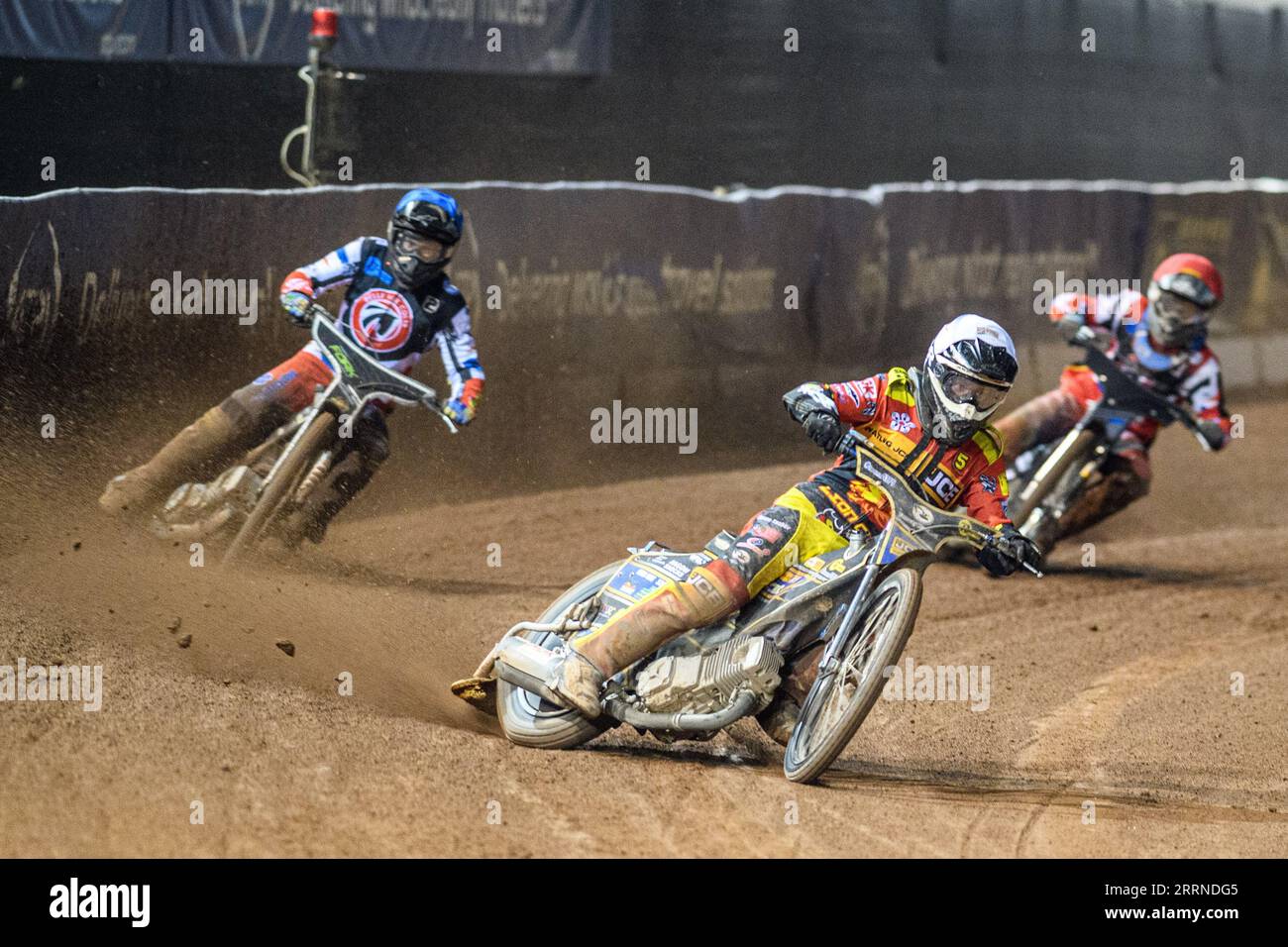 Joe Thompson (bianco) guida Matt Marson (blu) e Sam McGurk (rosso) durante la partita della National Development League tra Belle Vue Colts e Leicester Lion Cubs al National Speedway Stadium di Manchester venerdì 8 settembre 2023. (Foto: Ian Charles | mi News) crediti: MI News & Sport /Alamy Live News Foto Stock