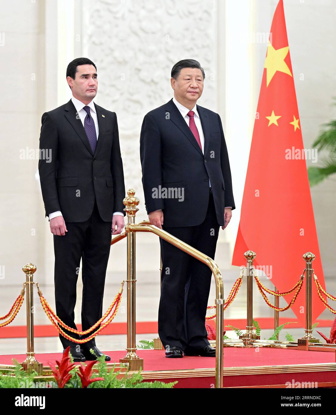 230106 -- PECHINO, 6 gennaio 2023 -- il presidente cinese Xi Jinping tiene una cerimonia di benvenuto per visitare il presidente turkmeno Serdar Berdimuhamedov prima dei loro colloqui alla grande sala del popolo a Pechino, capitale della Cina, 6 gennaio 2023. CHINA-BEIJING-XI JINPING-TURKMEN PRESIDENTE-TALKS CN YUEXYUEWEI PUBLICATIONXNOTXINXCHN Foto Stock