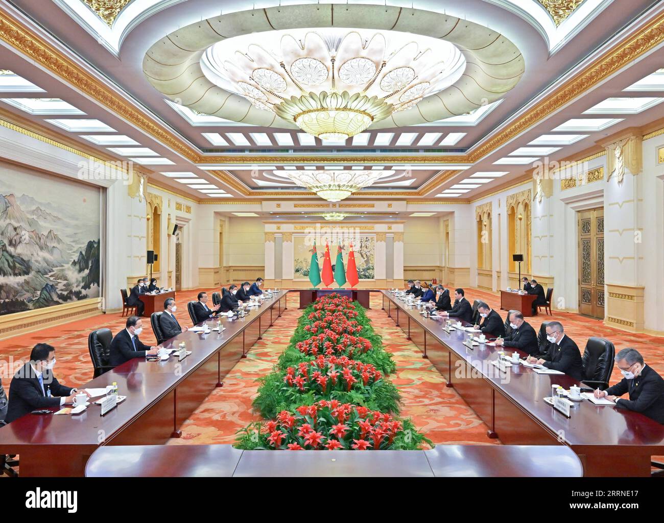 230106 -- PECHINO, 6 gennaio 2023 -- il Premier cinese li Keqiang incontra il presidente turkmeno Serdar Berdimuhamedov nella grande sala del popolo di Pechino, capitale della Cina, 6 gennaio 2023. CHINA-BEIJING-LI KEQIANG-TURKMEN PRESIDENTE-MEETING CN YUEXYUEWEI PUBLICATIONXNOTXINXCHN Foto Stock