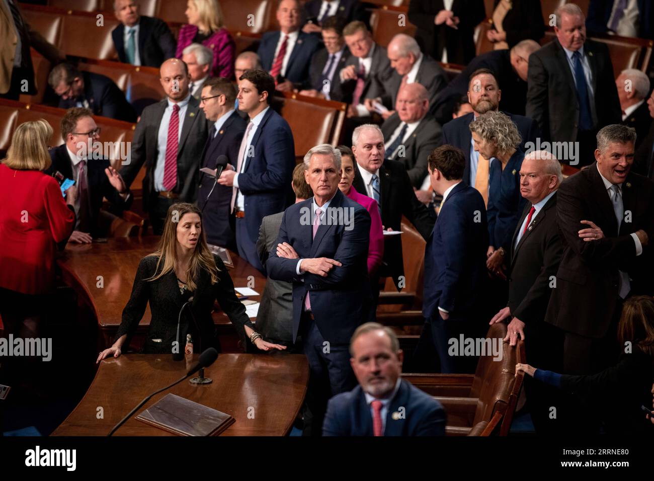230106 -- WASHINGTON, 6 gennaio 2023 -- il membro del Congresso degli Stati Uniti Kevin McCarthy C è visto nella camera della camera mentre la camera si riunisce per eleggere un oratore a Washington, D.C., negli Stati Uniti, il 6 gennaio 2023. La camera dei rappresentanti degli Stati Uniti si è aggiornata fino a tardi venerdì sera, mentre il deputato Kevin McCarthy sta cercando di ribaltare altre dimissioni repubblicane per superare l'imbarazzante impasse della Speakership. U.S.-WASHINGTON, D.C.-HOUSE-SPEAKERSHIP-BITTER BATTLE LIUXJIE PUBLICATIONXNOTXINXCHN Foto Stock