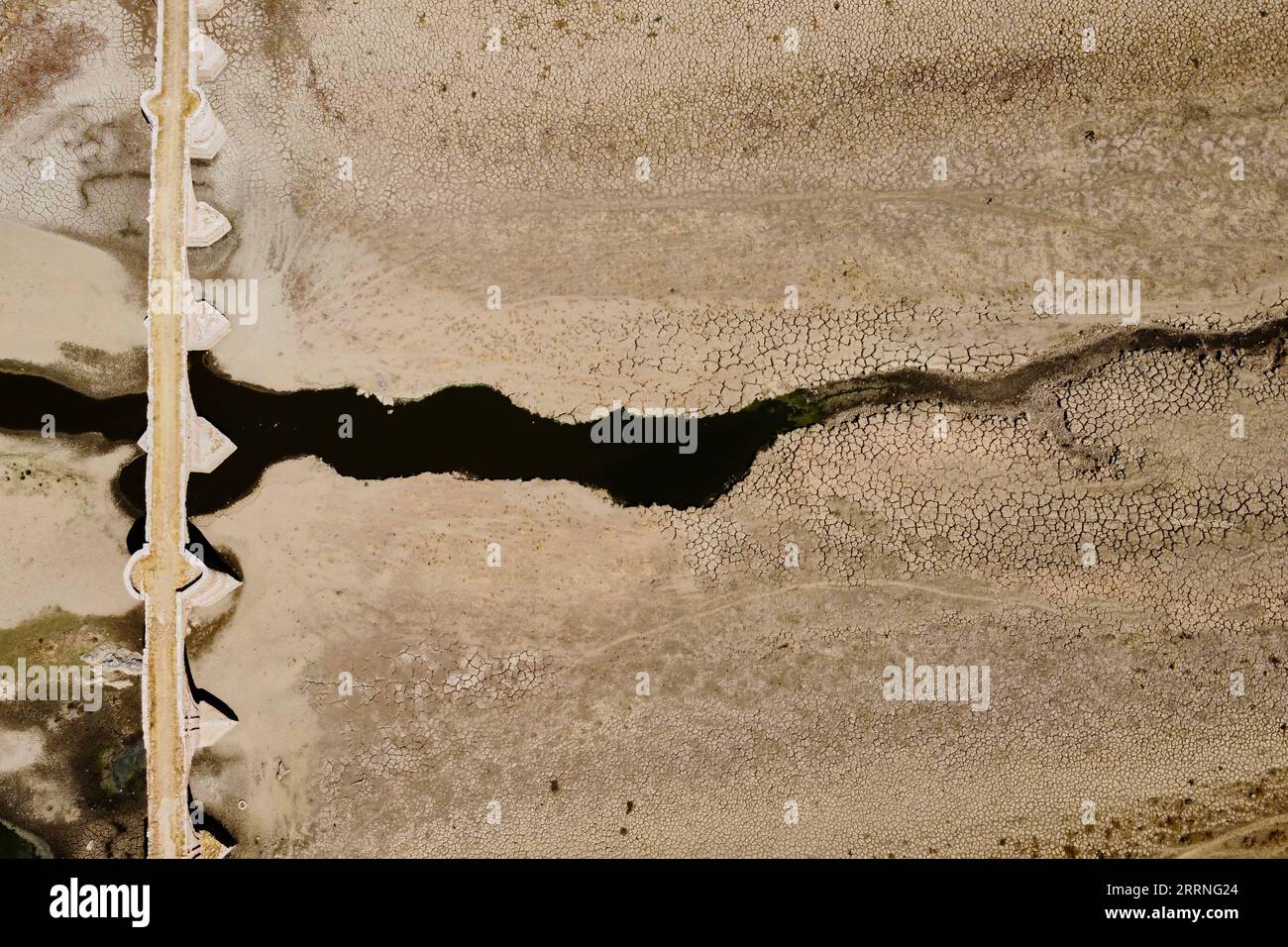 230110 -- PECHINO, 10 gennaio 2023 -- questa foto aerea scattata il 15 agosto 2022 mostra una vista del bacino idrico di Cijara in Estremadura, Spagna. La Spagna ha sofferto di ondate di calore nel 2022. La mancanza di pioggia ha lasciato i volumi di acqua nei suoi serbatoi a meno del 40% della loro capacità di stoccaggio. XINHUA-PICTURES OF THE YEAR 2022-WORLD NEWS MENGXDINGBO PUBLICATIONXNOTXINXCHN Foto Stock