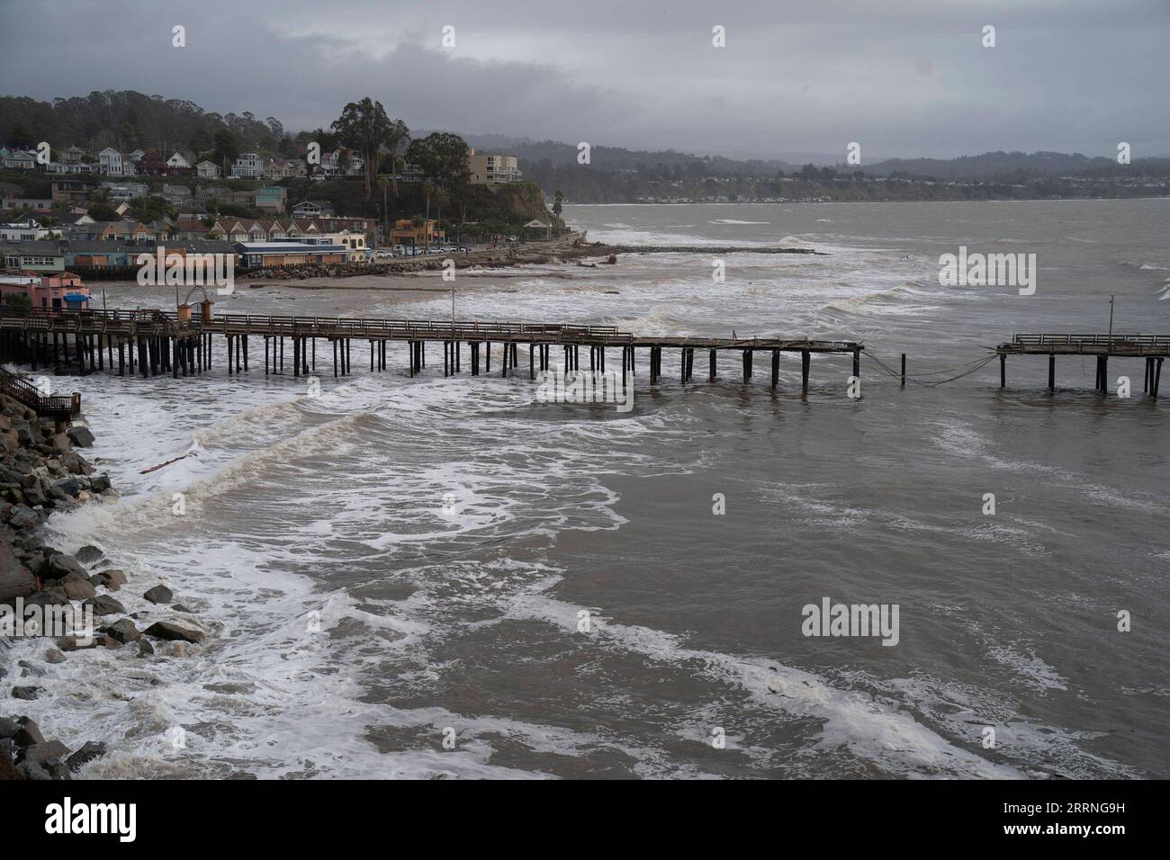 230111 -- CAPITOLA, 11 gennaio 2023 -- questa foto scattata il 10 gennaio 2023 mostra un molo danneggiato dopo una tempesta invernale a Capitola, California, Stati Uniti. Almeno 16 persone sono morte in una raffica di violente tempeste invernali in California, in quanto lo stato più popoloso degli Stati Uniti si prepara a nuove inondazioni e frane. Foto di /Xinhua U.S.-CALIFORNIA-WINTER STORM LixJianguo PUBLICATIONxNOTxINxCHN Foto Stock