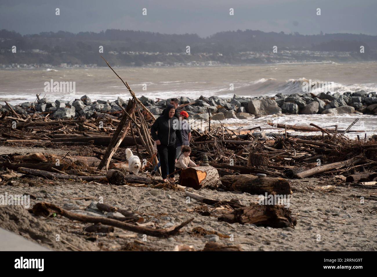 230111 -- CAPITOLA, 11 gennaio 2023 -- questa foto scattata il 10 gennaio 2023 mostra persone in piedi sulla spiaggia dopo una tempesta invernale a Capitola, California, Stati Uniti. Almeno 16 persone sono morte in una raffica di violente tempeste invernali in California, in quanto lo stato più popoloso degli Stati Uniti si prepara a nuove inondazioni e frane. Foto di /Xinhua U.S.-CALIFORNIA-WINTER STORM LixJianguo PUBLICATIONxNOTxINxCHN Foto Stock