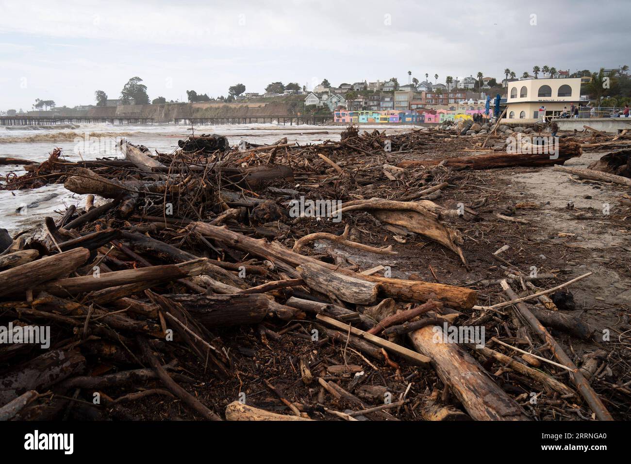 230111 -- CAPITOLA, 11 gennaio 2023 -- questa foto scattata il 10 gennaio 2023 mostra una vista di una spiaggia dopo una tempesta invernale a Capitola, California, Stati Uniti. Almeno 16 persone sono morte in una raffica di violente tempeste invernali in California, in quanto lo stato più popoloso degli Stati Uniti si prepara a nuove inondazioni e frane. Foto di /Xinhua U.S.-CALIFORNIA-WINTER STORM LixJianguo PUBLICATIONxNOTxINxCHN Foto Stock