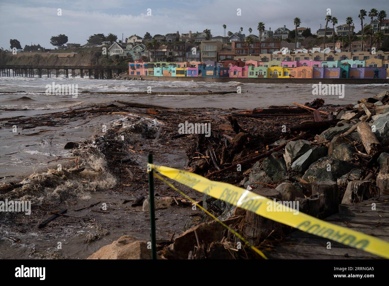 230111 -- CAPITOLA, 11 gennaio 2023 -- questa foto scattata il 10 gennaio 2023 mostra una vista di una spiaggia dopo una tempesta invernale a Capitola, California, Stati Uniti. Almeno 16 persone sono morte in una raffica di violente tempeste invernali in California, in quanto lo stato più popoloso degli Stati Uniti si prepara a nuove inondazioni e frane. Foto di /Xinhua U.S.-CALIFORNIA-WINTER STORM LixJianguo PUBLICATIONxNOTxINxCHN Foto Stock