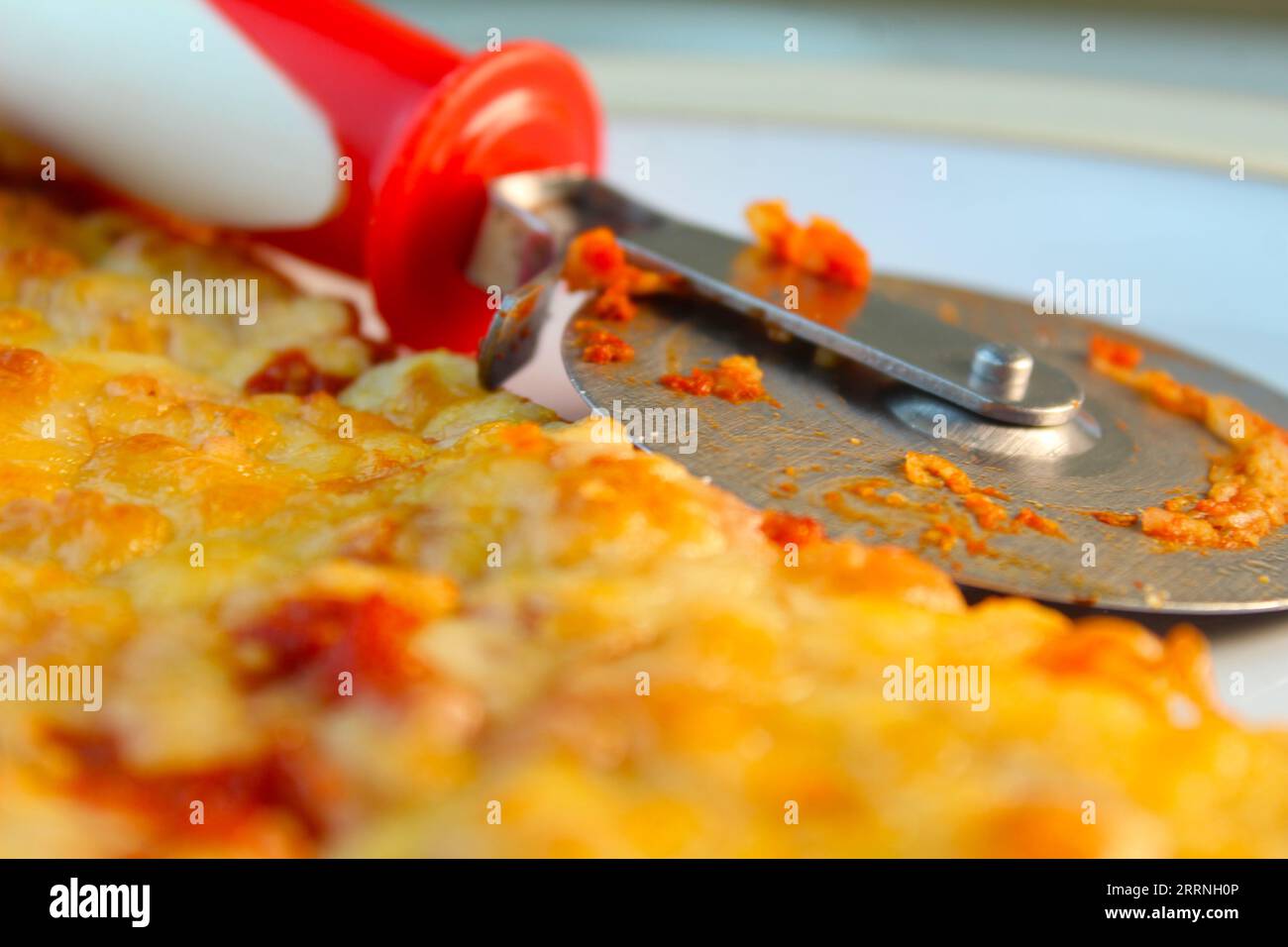 Una foto di un taglialegna accanto a una pizza margherita. Foto Stock