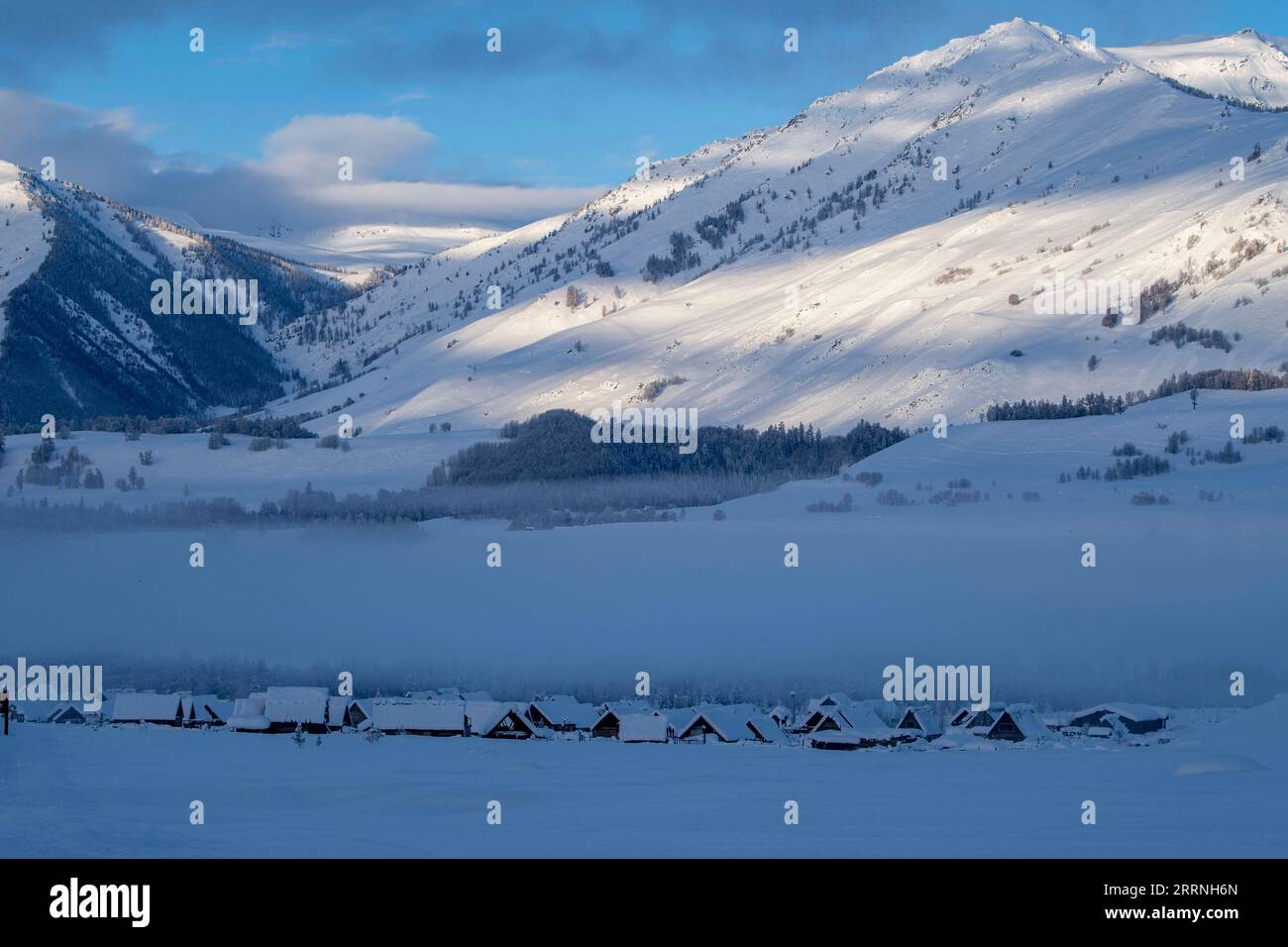 230113 -- ALTAY, 13 gennaio 2023 -- questa foto scattata l'8 gennaio 2023 mostra la località nevosa di Hemu nella prefettura di Altay, nella regione autonoma di Xinjiang Uygur della Cina nordoccidentale. La prefettura di Altay è nota per la sua lunga stagione invernale che può durare fino a otto mesi l'anno. Attrae sciatori di tutto il mondo con la sua vasta area di neve naturale. Negli ultimi anni la regione ha aspirato a stimolare il turismo invernale, attirando i visitatori con lo sci, la pesca sul ghiaccio e altre attività invernali. Ha accolto circa 1,02 milioni di turisti tra il dicembre 2022 e l'11 gennaio 2023. CINA-XINJIANG-ALTAY-TURISMO INVERNALE CN HUX Foto Stock