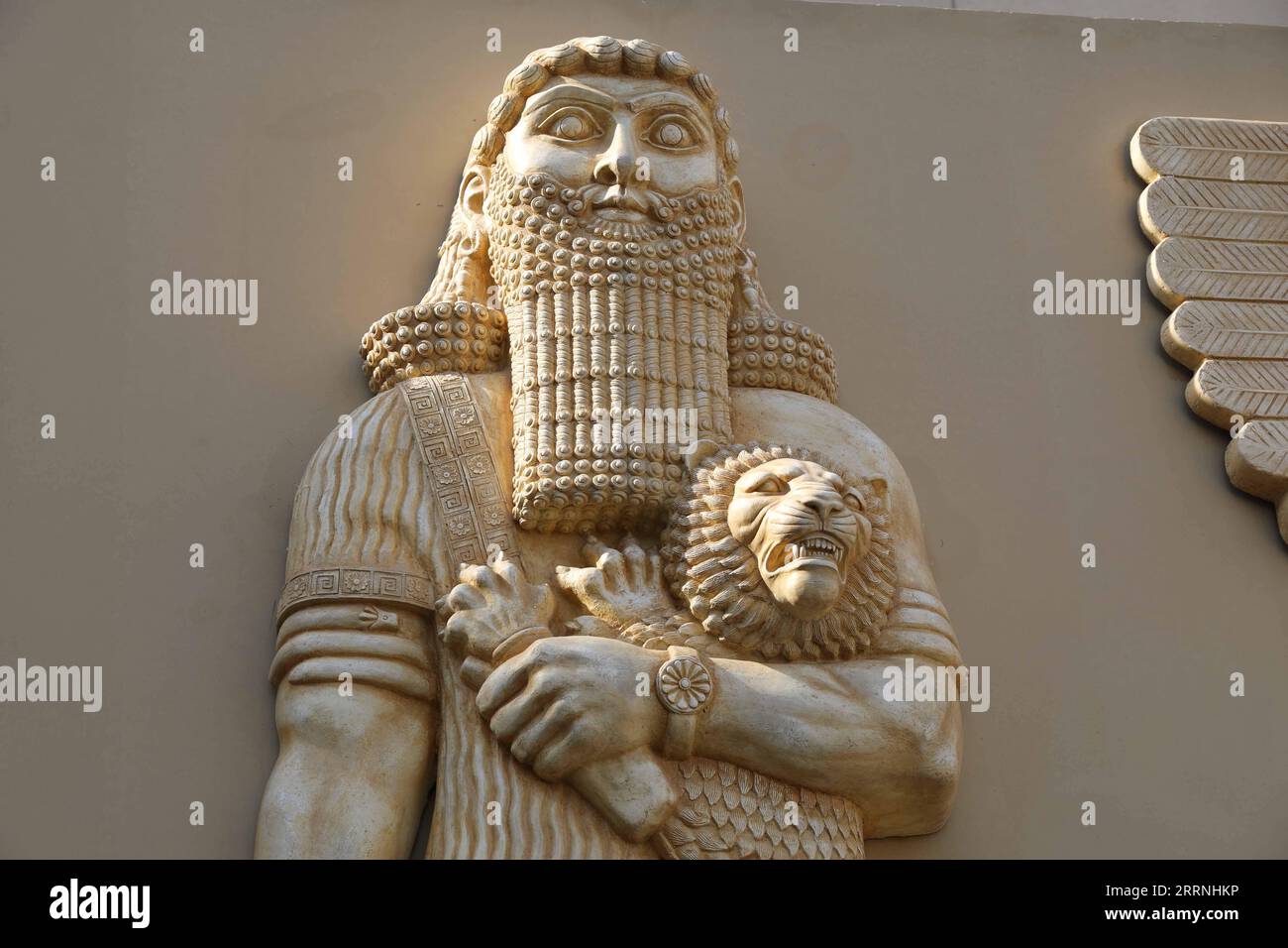 230114 -- BAGHDAD, 14 gennaio 2023 -- questa foto scattata il 12 gennaio 2023 mostra una delle statue di Hadi Hamza che rappresentano Gilgamesh, un eroe dell'antica mitologia mesopotamica, all'Università Ashur di Baghdad, Iraq. TO GO WITH Feature: Lo scultore iracheno utilizza opere d'arte per incoraggiare le persone a ricostruire la vita IRAQ-BAGHDAD-SCULTORE KhalilxDawood PUBLICATIONxNOTxINxCHN Foto Stock