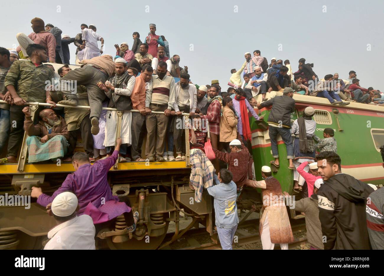 230116 -- DHAKA, 16 gennaio 2023 -- i devoti salgono su un treno sovraffollato per tornare a casa dopo aver partecipato all'annuale congregazione musulmana Bishwa Ijtema a Tongi, alla periferia della capitale bengalese Dhaka, 15 gennaio 2023. BANGLADESH-DHAKA-BISHWA IJTEMA-RITORNO A CASA SALIM PUBLICATIONXNOTXINXCHN Foto Stock