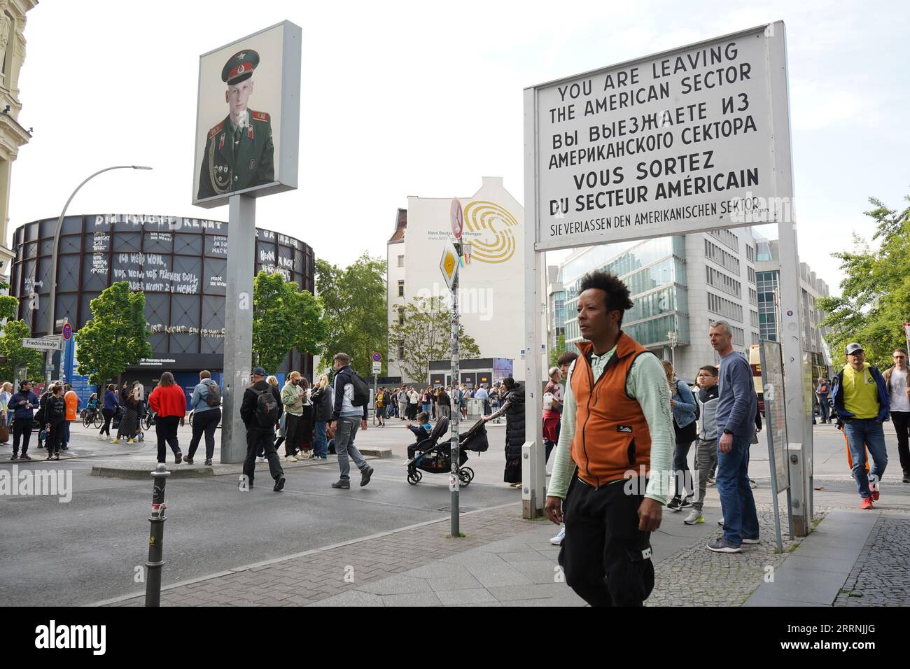 Gente che si gode il fine settimana al Checkpoint Charlie, American Checkpost, Berlino Foto Stock