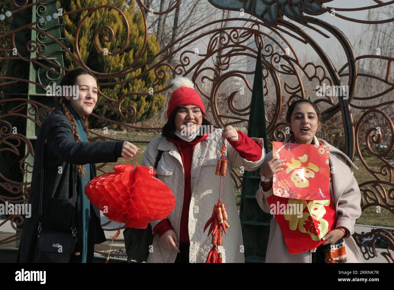 230118 -- TEHERAN, 18 gennaio 2023 -- gli studenti iraniani mostrano le decorazioni cinesi del capodanno lunare in un parco a Teheran, Iran, il 18 gennaio 2023. L'Istituto Confucio dell'Università di Teheran ha tenuto l'evento mercoledì per aiutare gli studenti a conoscere la cultura cinese e le tradizioni dei festival per accogliere il prossimo Festival di primavera cinese. IRAN-TEHERAN-LUNAR NUOVO ANNO DI ATTIVITÀ GAOXWENCHENG PUBLICATIONXNOTXINXCHN Foto Stock