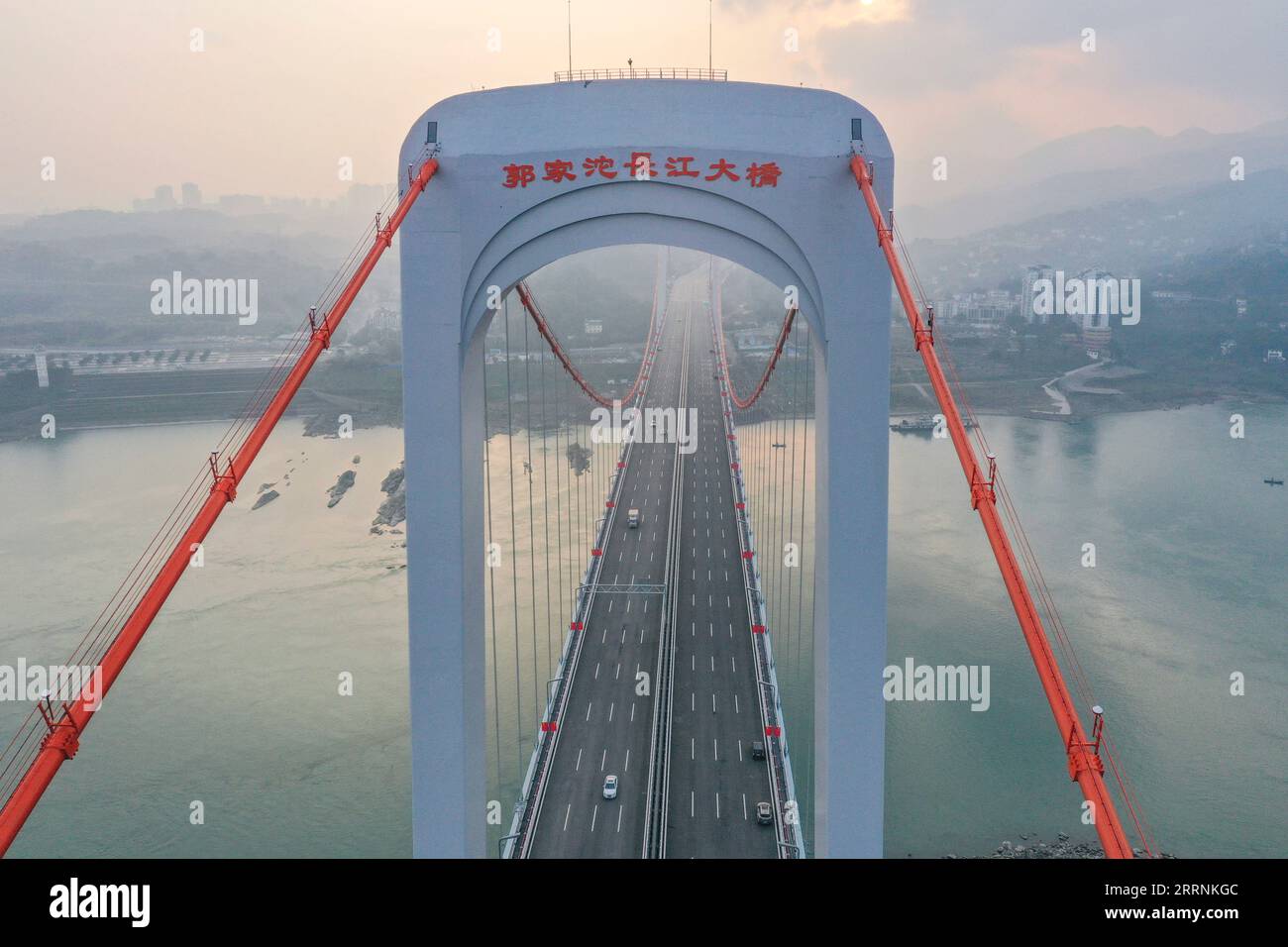 230119 -- CHONGQING, 19 gennaio 2023 -- questa foto aerea scattata il 18 gennaio 2023 mostra il Guojiatuo Yangtze River Bridge nel sud-ovest della Cina a Chongqing. Con una lunghezza totale di 1.403,8 metri e un'estensione principale di 720 metri, il Guojiatuo Yangtze River Bridge era aperto al traffico il mercoledì. CHINA-CHONGQING-GUOJIATUO YANGTZE RIVER BRIDGE-APERTO AL TRAFFICO CN WANGXQUANCHAO PUBLICATIONXNOTXINXCHN Foto Stock