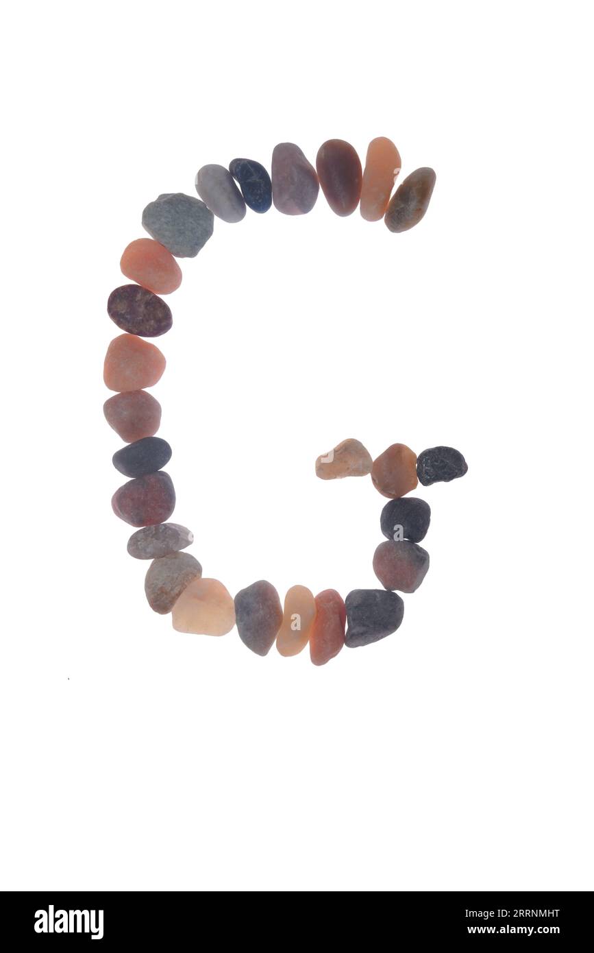 Lettera G realizzata a mano utilizzando pietre piccole o ciottoli, oggetto singolo. creare un significato artistico per il tuo messaggio, su sfondo bianco. Foto Stock
