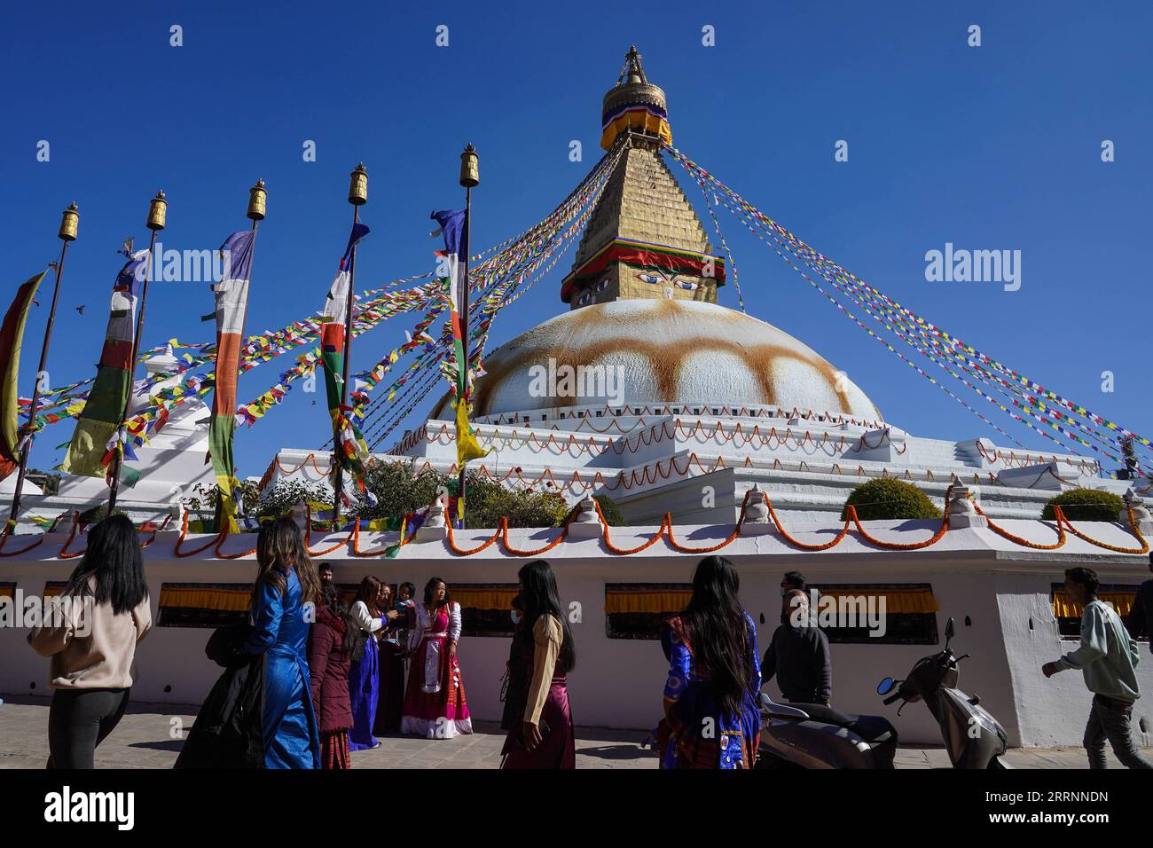 230122 -- KATHMANDU, 22 gennaio 2023 -- persone della comunità Tamang celebrano il festival Sonam Lhosar a Kathmandu, Nepal, 22 gennaio 2023. Sonam Lhosar è osservato come il nuovo anno lunare dalla comunità Tamang, un gruppo etnico indigeno che vive in Nepal. Foto di /Xinhua NEPAL-KATHMANDU-SONAM LHOSAR FESTIVAL HarixMaharjan PUBLICATIONxNOTxINxCHN Foto Stock