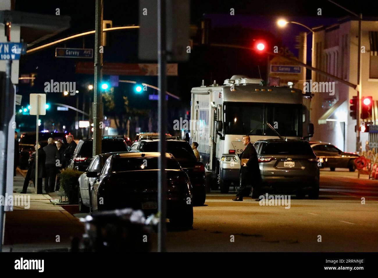 230122 -- LOS ANGELES, 22 gennaio 2023 -- agenti di polizia lavorano sulla scena di una sparatoria di massa a Monterey Park, California, Stati Uniti, 22 gennaio 2023. Dieci persone sono state uccise e almeno 10 ferite in una sparatoria di massa a Monterey Park nel sud della California sabato sera, ha detto la polizia locale. U.S.-LOS ANGELES-MONTEREY PARK - SPARATORIA DI MASSA XINHUA PUBLICATIONXNOTXINXCHN Foto Stock